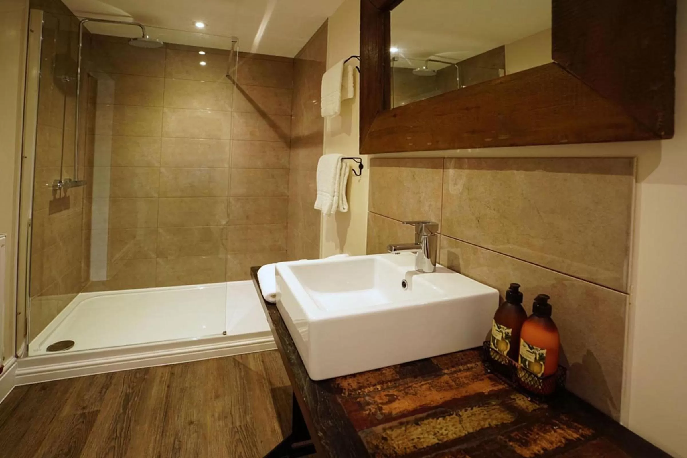 Shower in Greyhound Hever