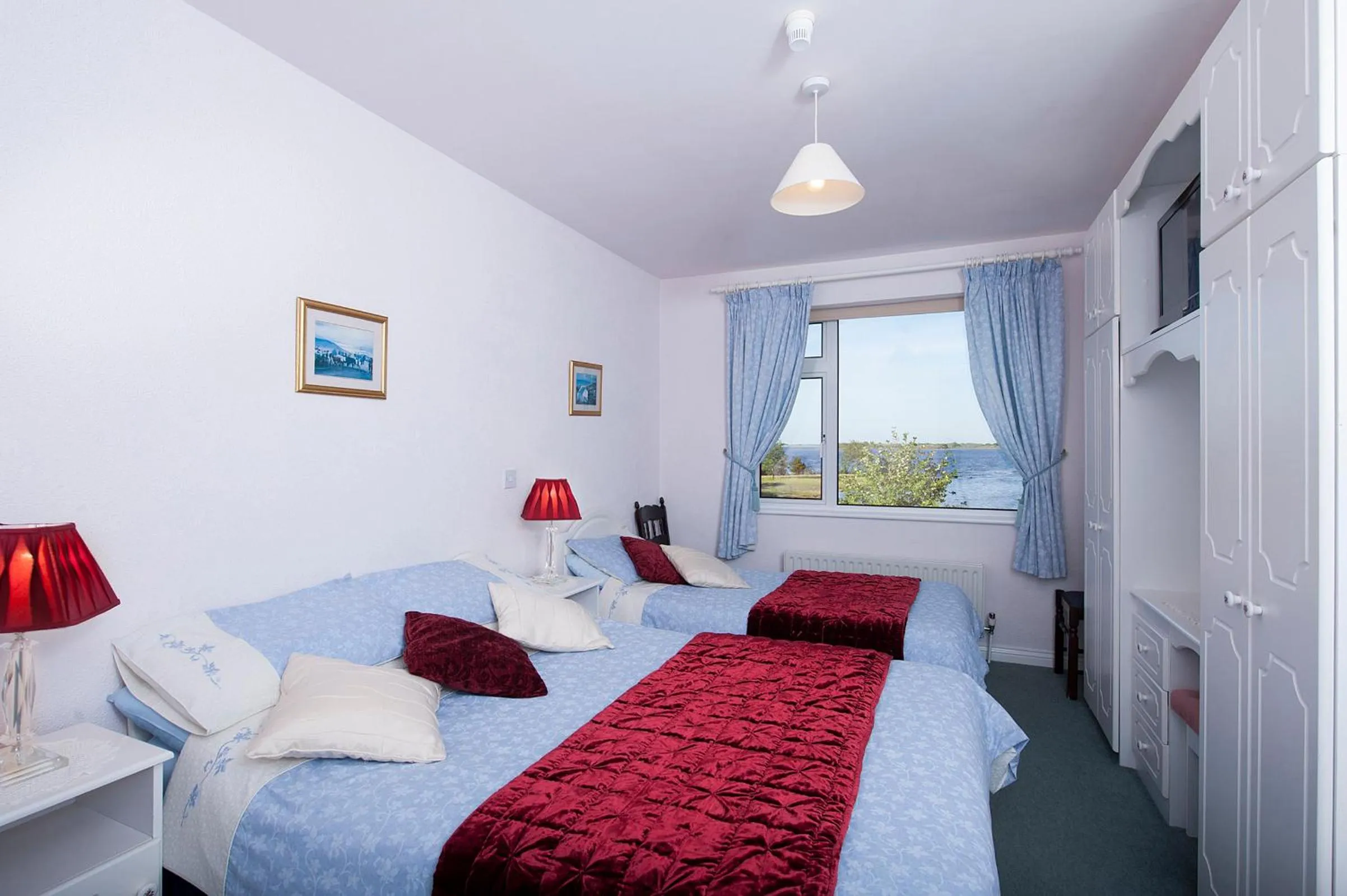 Shower, Bed in The Waterfront House Country Home