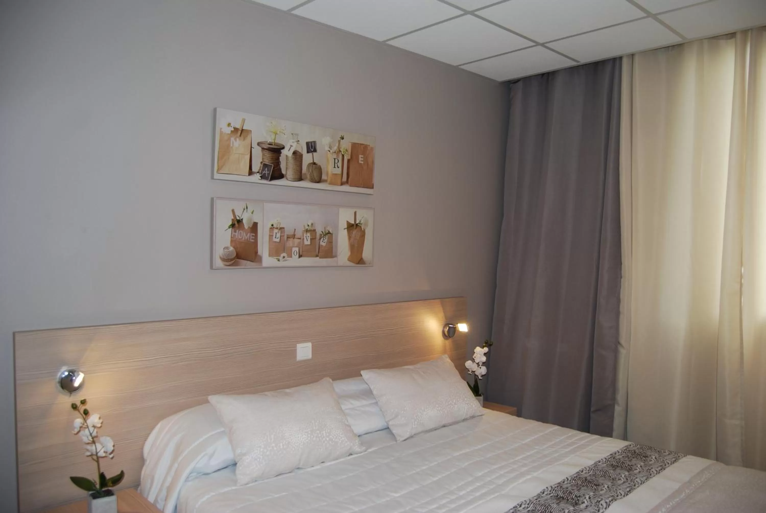 Property building, Bed in Logis Hôtel Restaurant du Midi - Rodez Centre