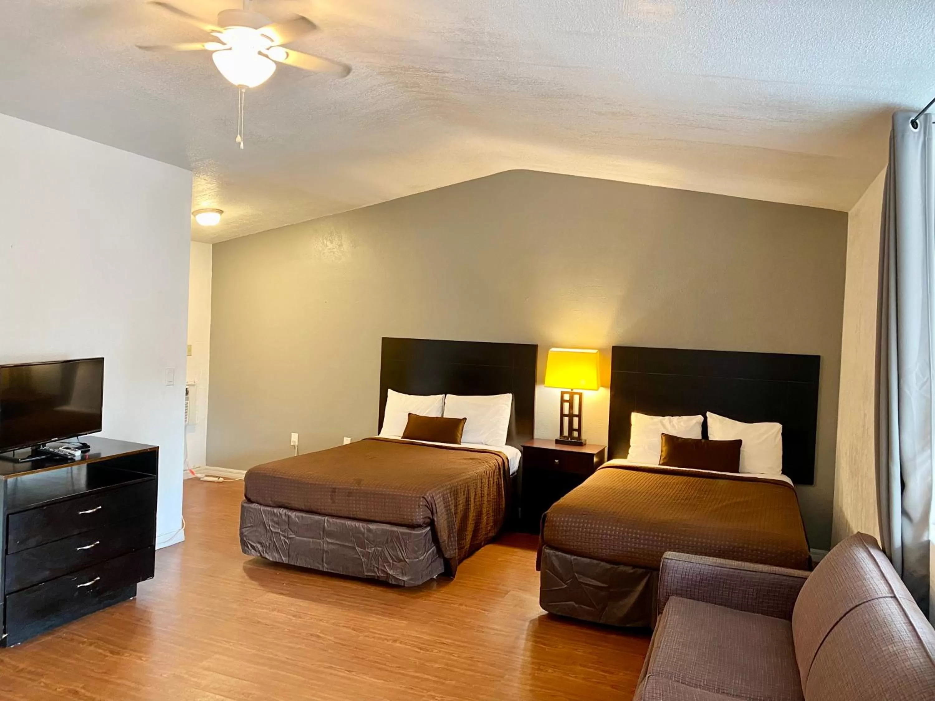 Photo of the whole room, Bed in Tarpon Inn