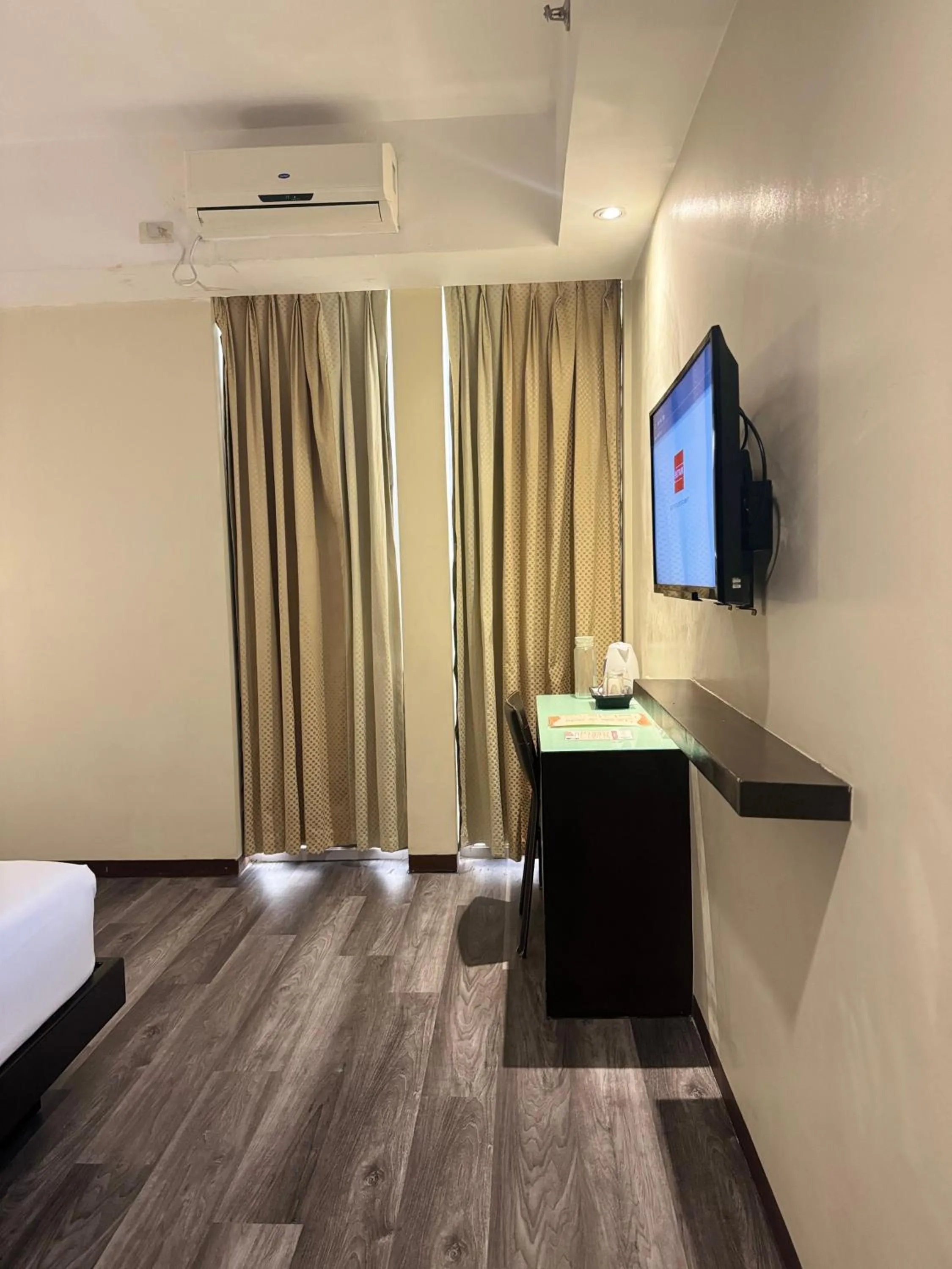 TV and multimedia, Bed in Circle Inn - Iloilo City Center