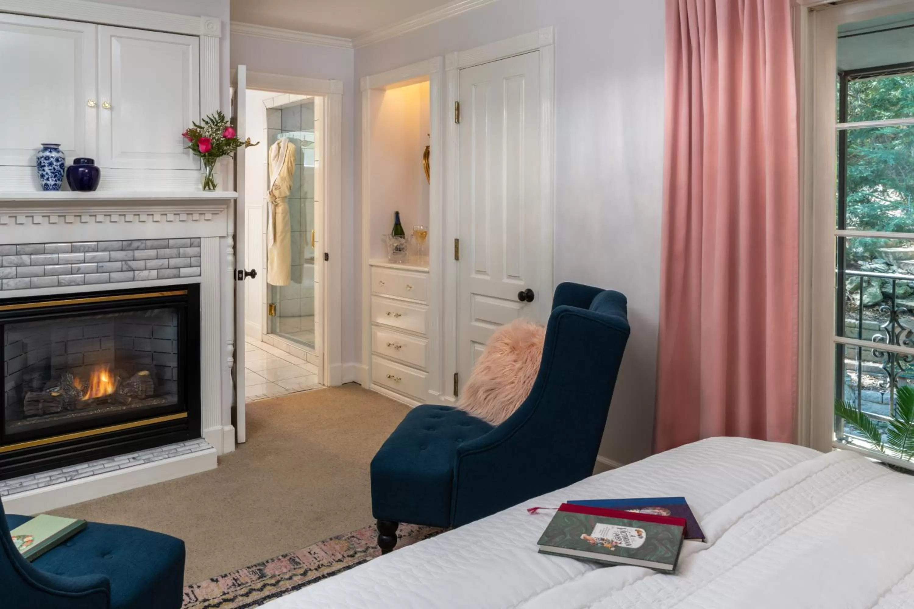 Bedroom, Seating Area in Arsenic and Old Lace Bed & Breakfast Inn