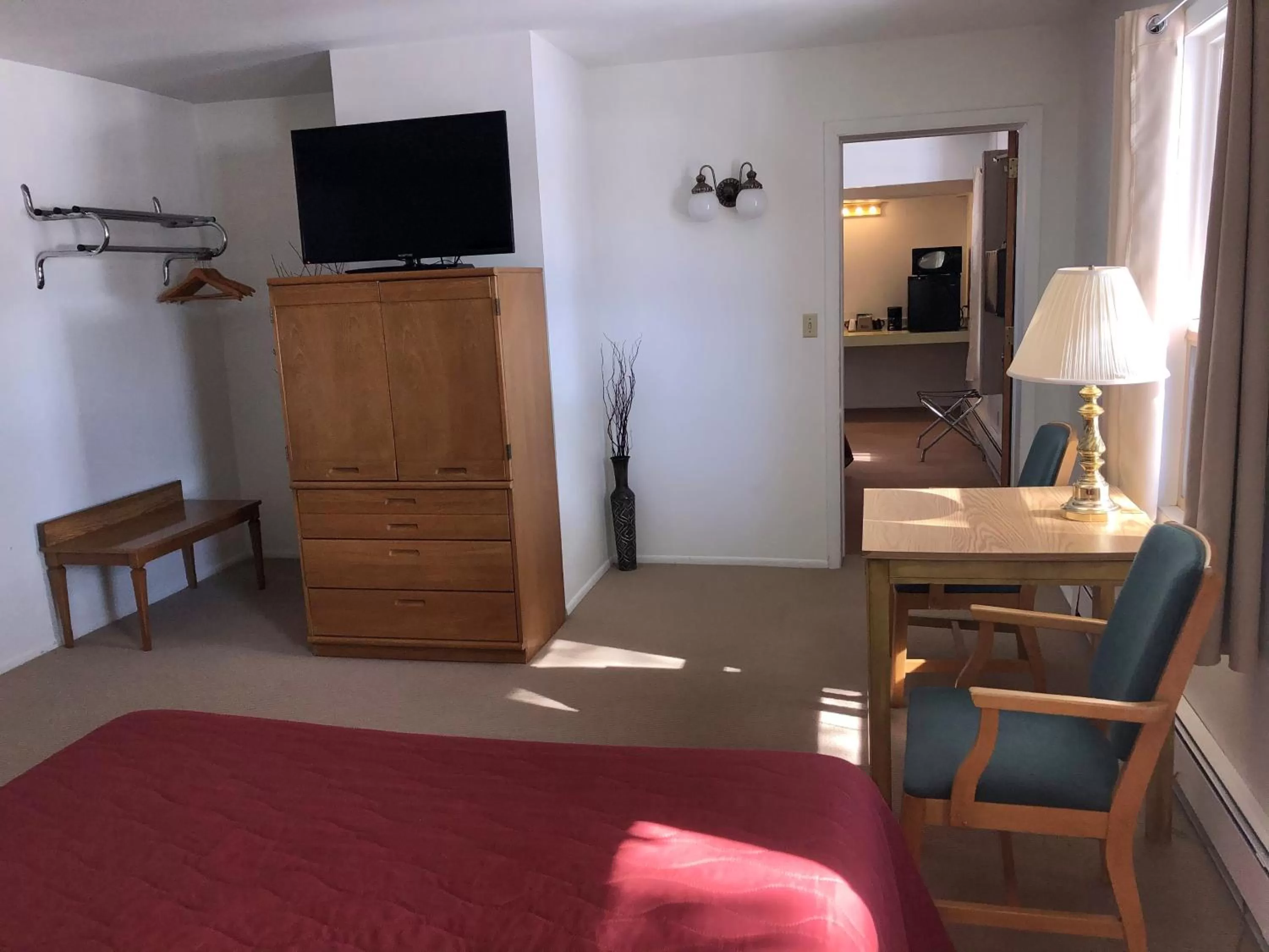 Bed in Budget Host Inn