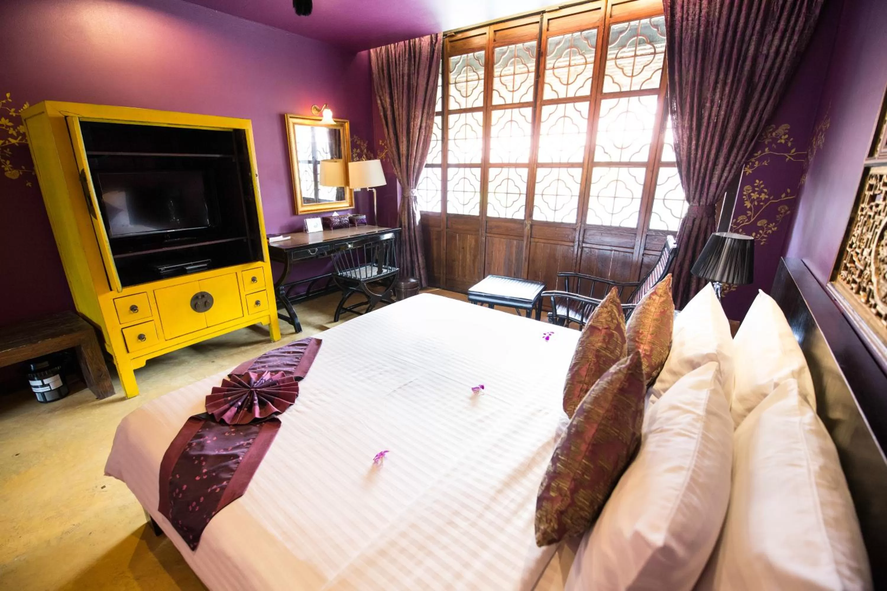 Bathroom, Bed in Tharaburi Resort