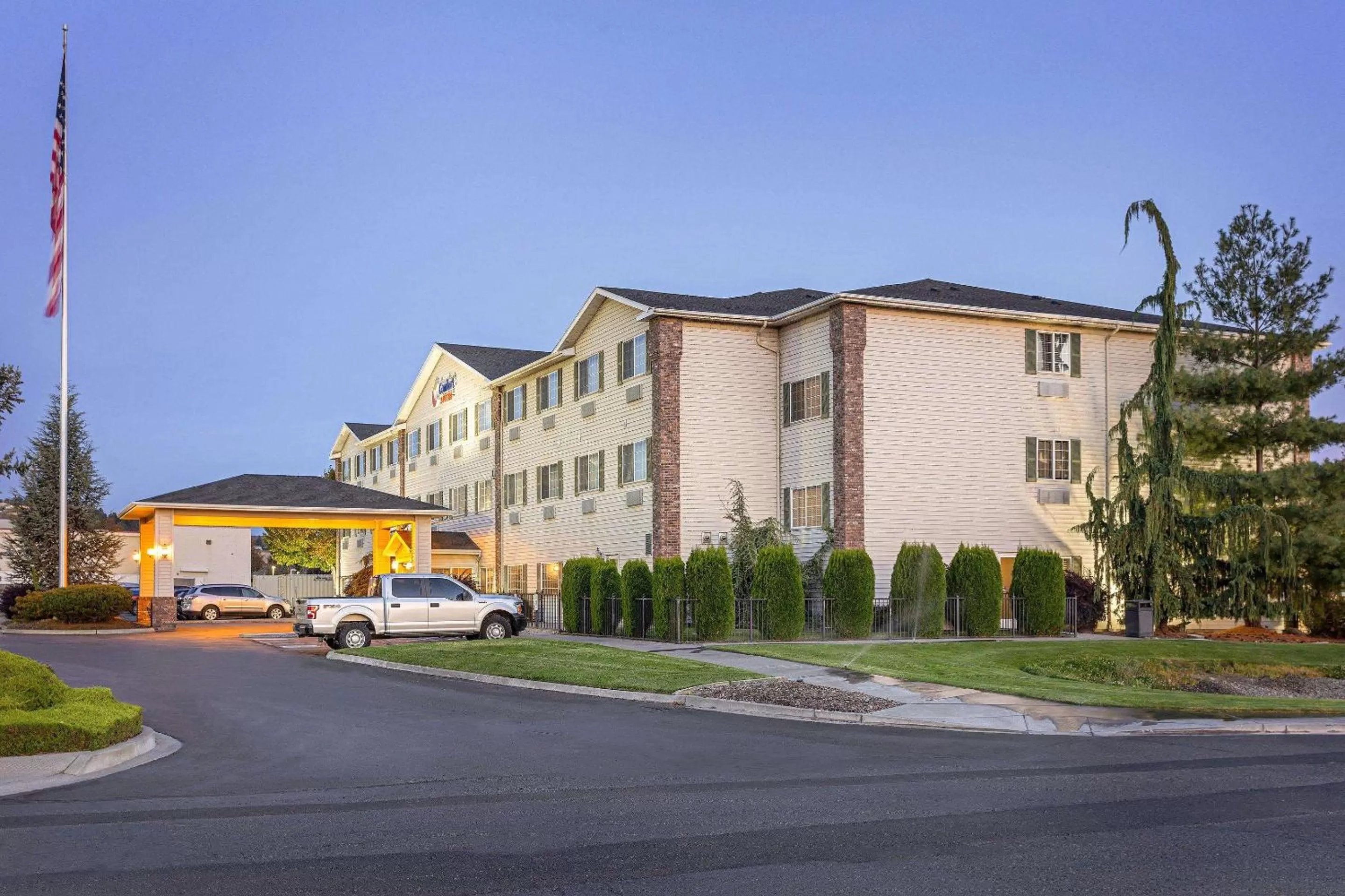 Property building in Comfort Suites Yakima