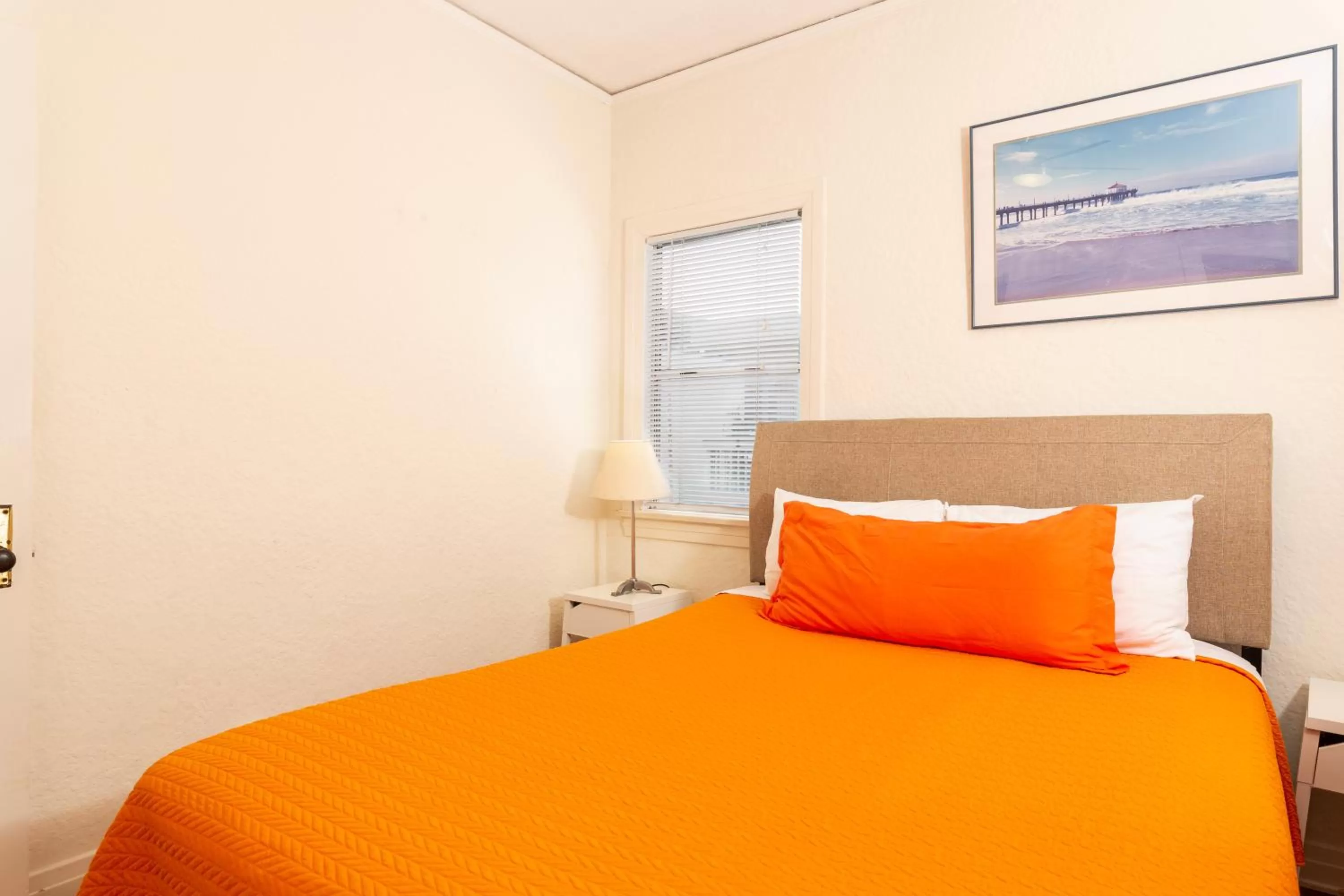 Photo of the whole room, Bed in The Sea View Inn At The Beach