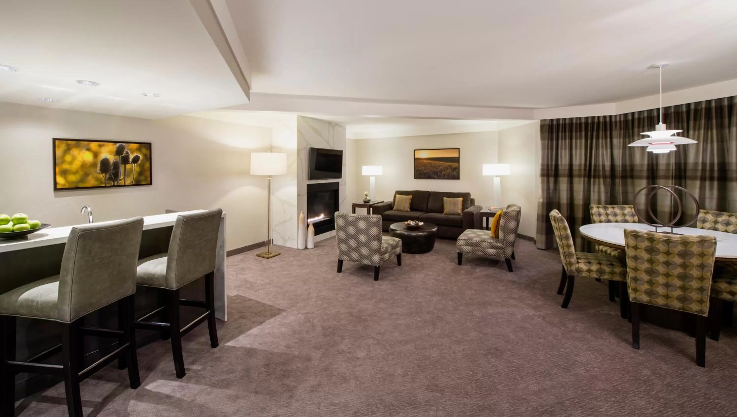 Seating area in Saskatoon Inn & Conference Centre