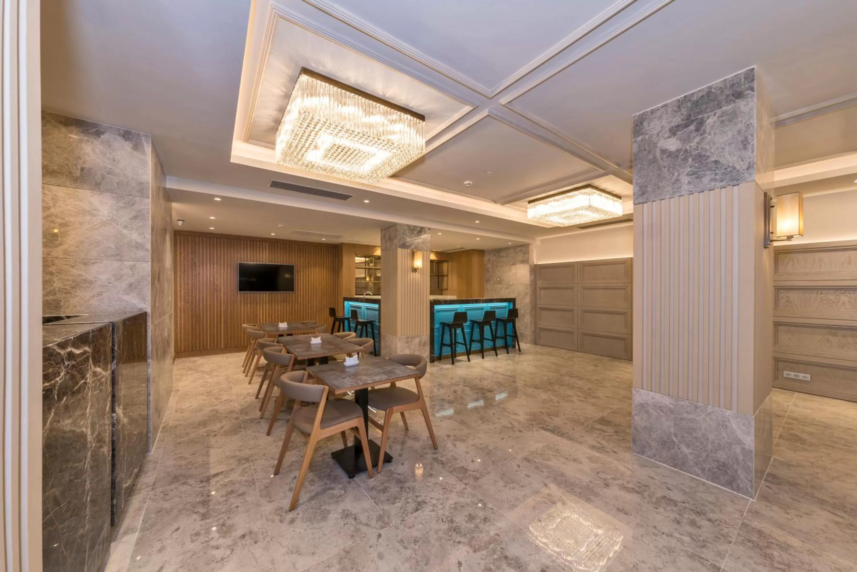 Lounge or bar in Golden Royal Hotel