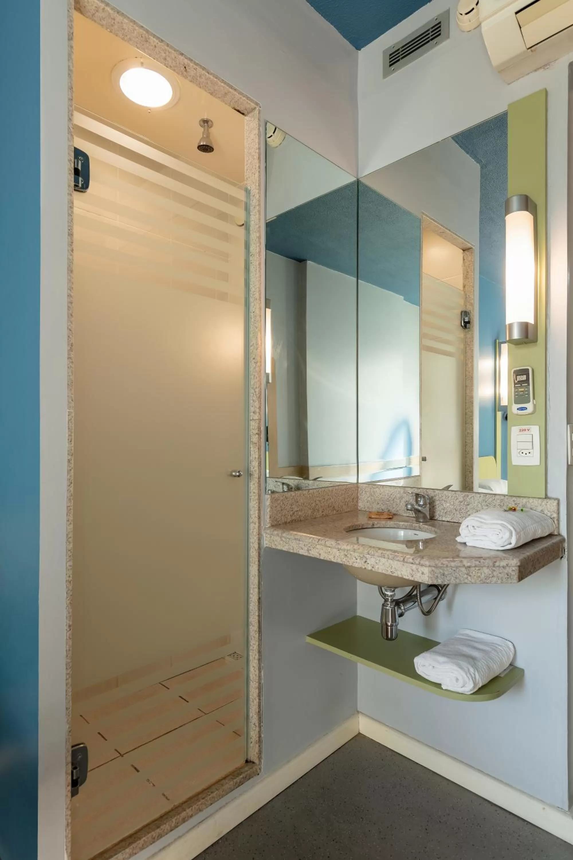 Bathroom in ibis budget BH Afonso Pena Savassi