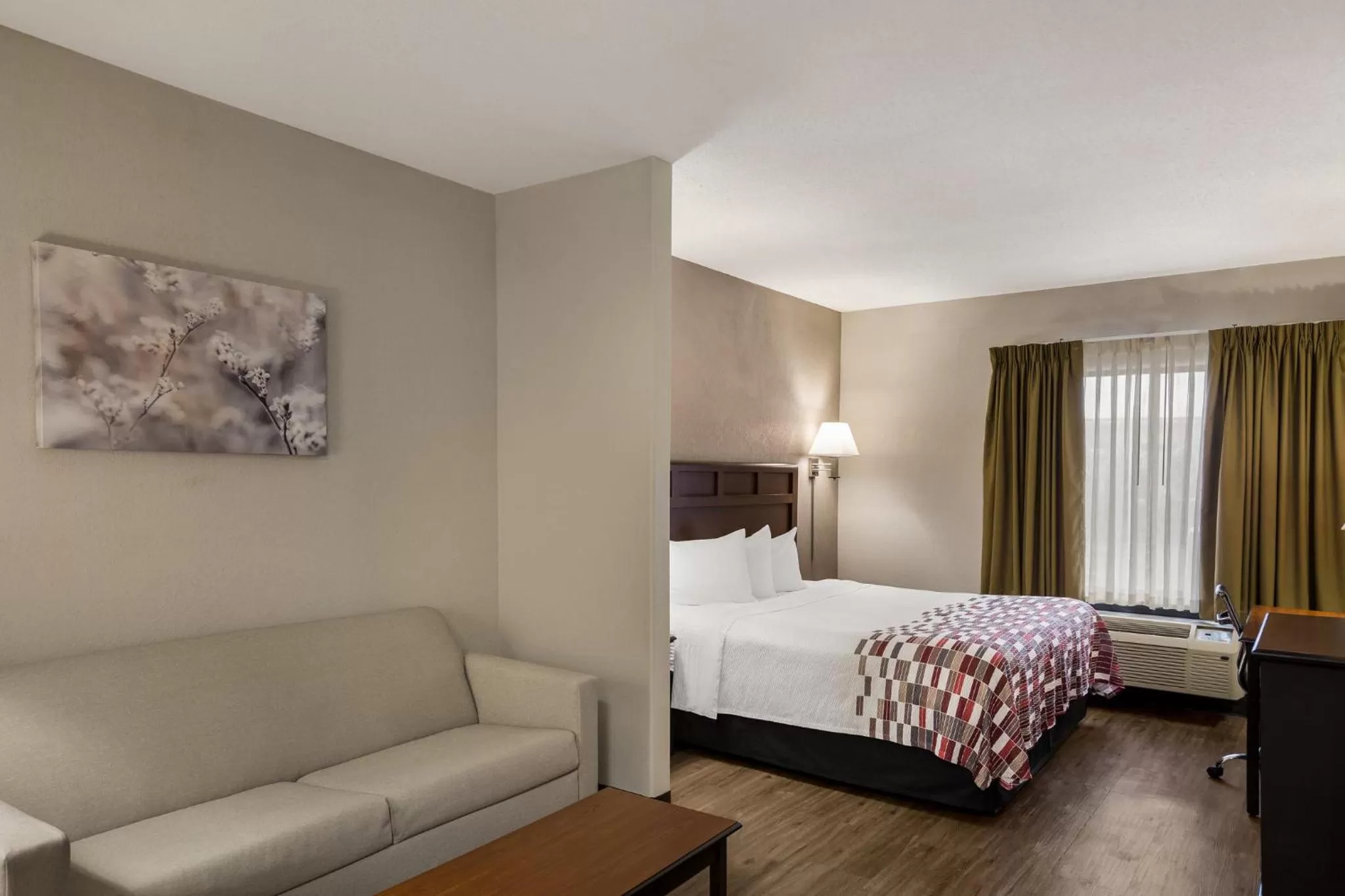 Photo of the whole room, Bed in Red Roof Inn & Suites Bloomsburg - Mifflinville