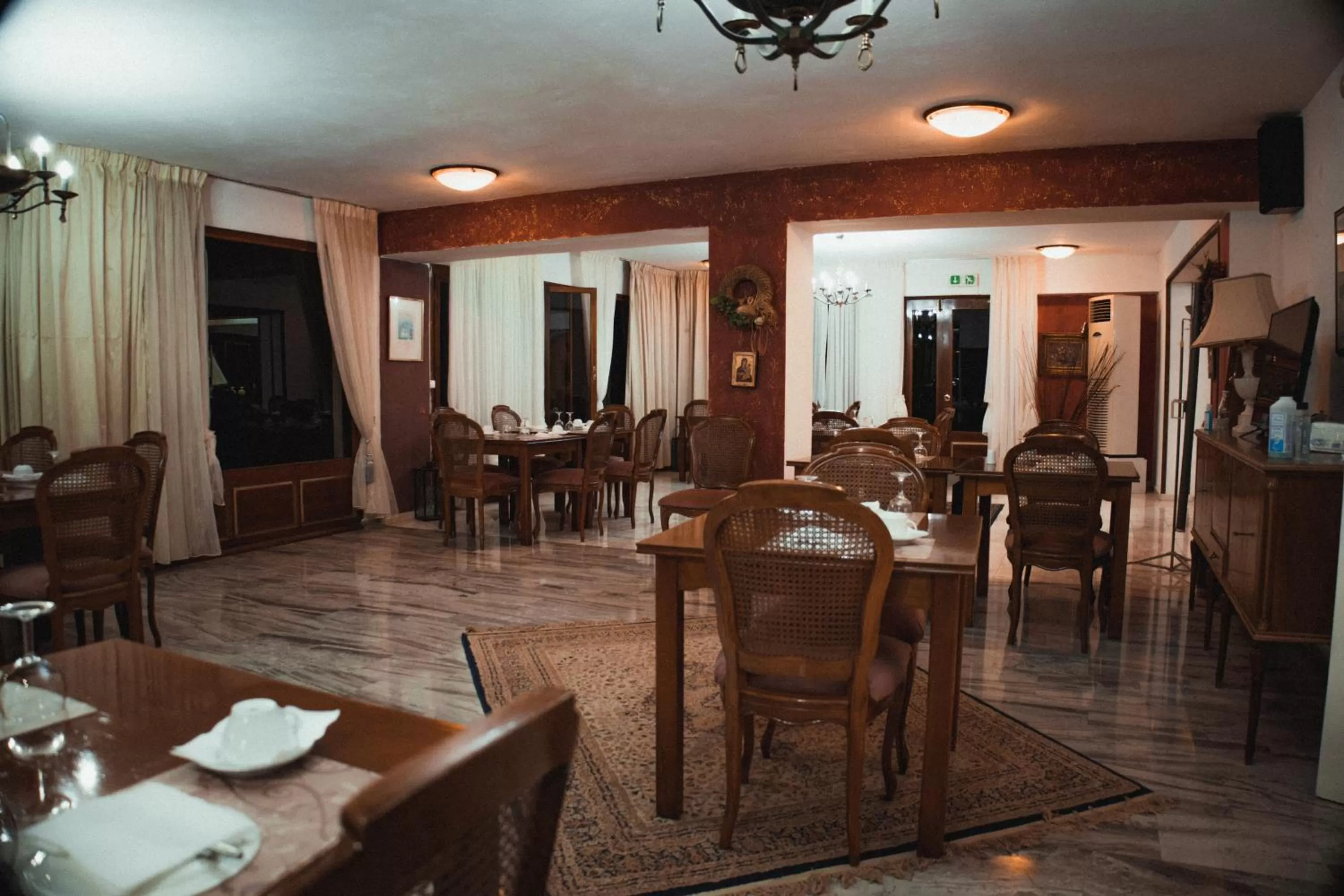 Restaurant/places to eat in Villa Olympia