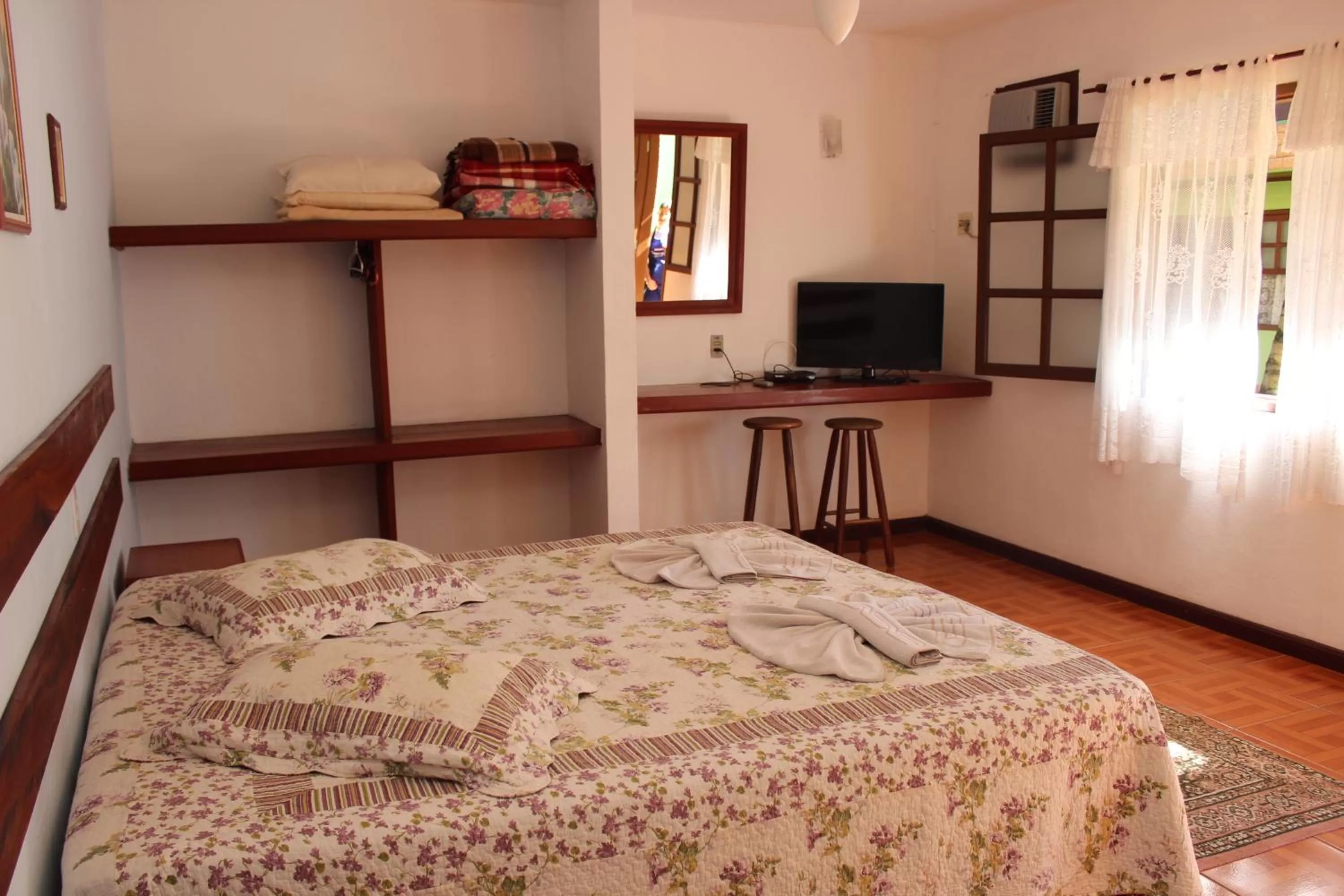 Photo of the whole room, Bed in Pousada Flor de Paraty