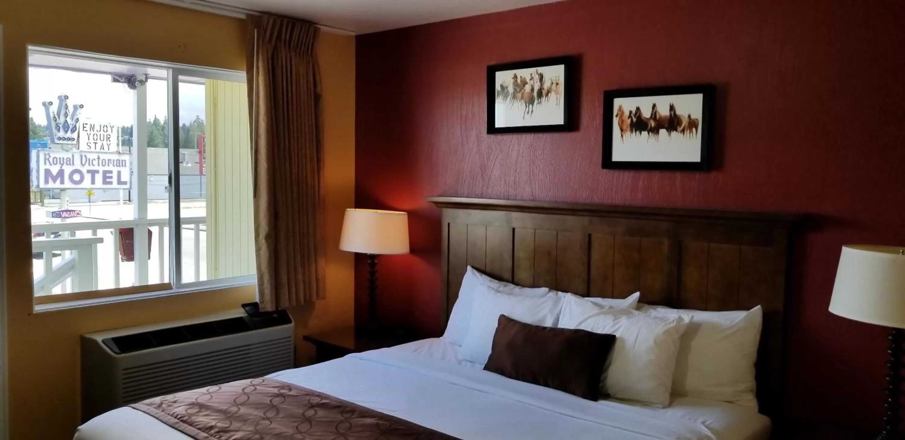 Bedroom, Bed in The Royal Victorian Motel