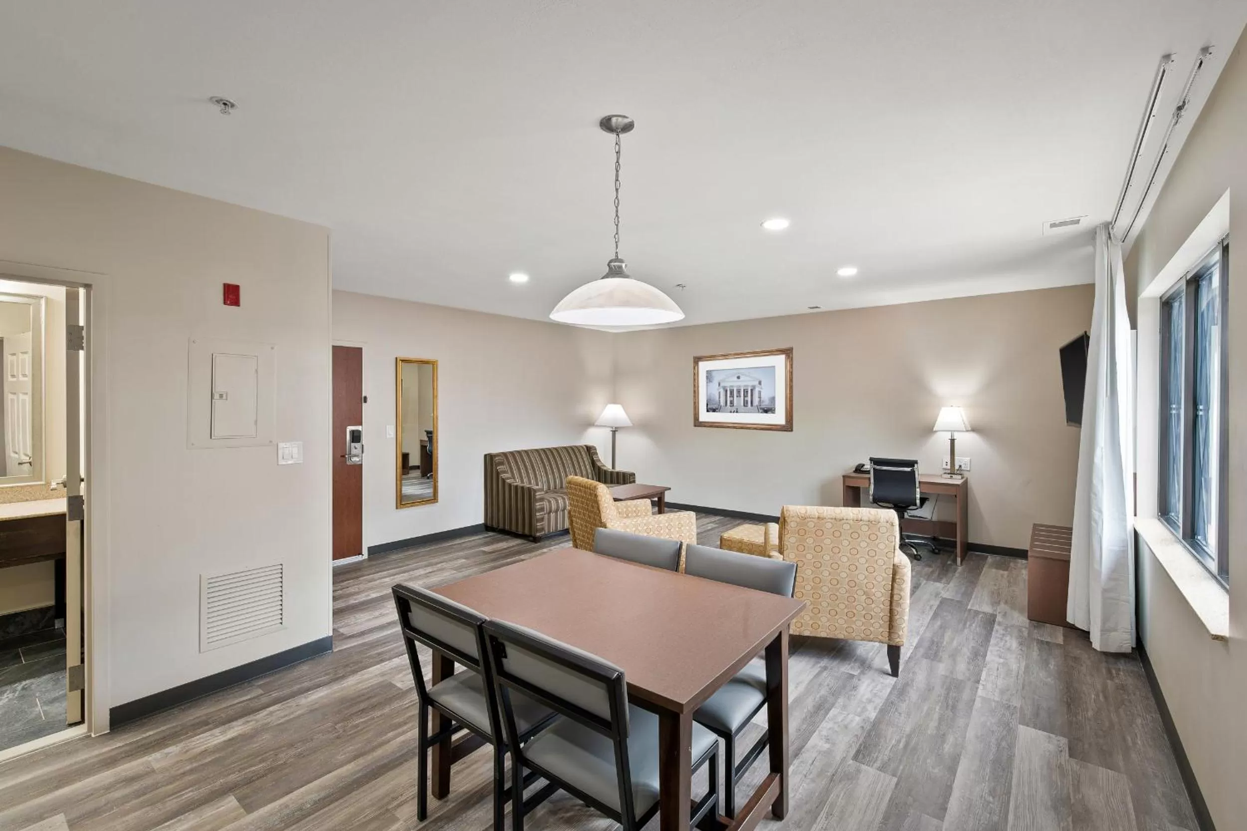 Living room in The English Inn of Charlottesville