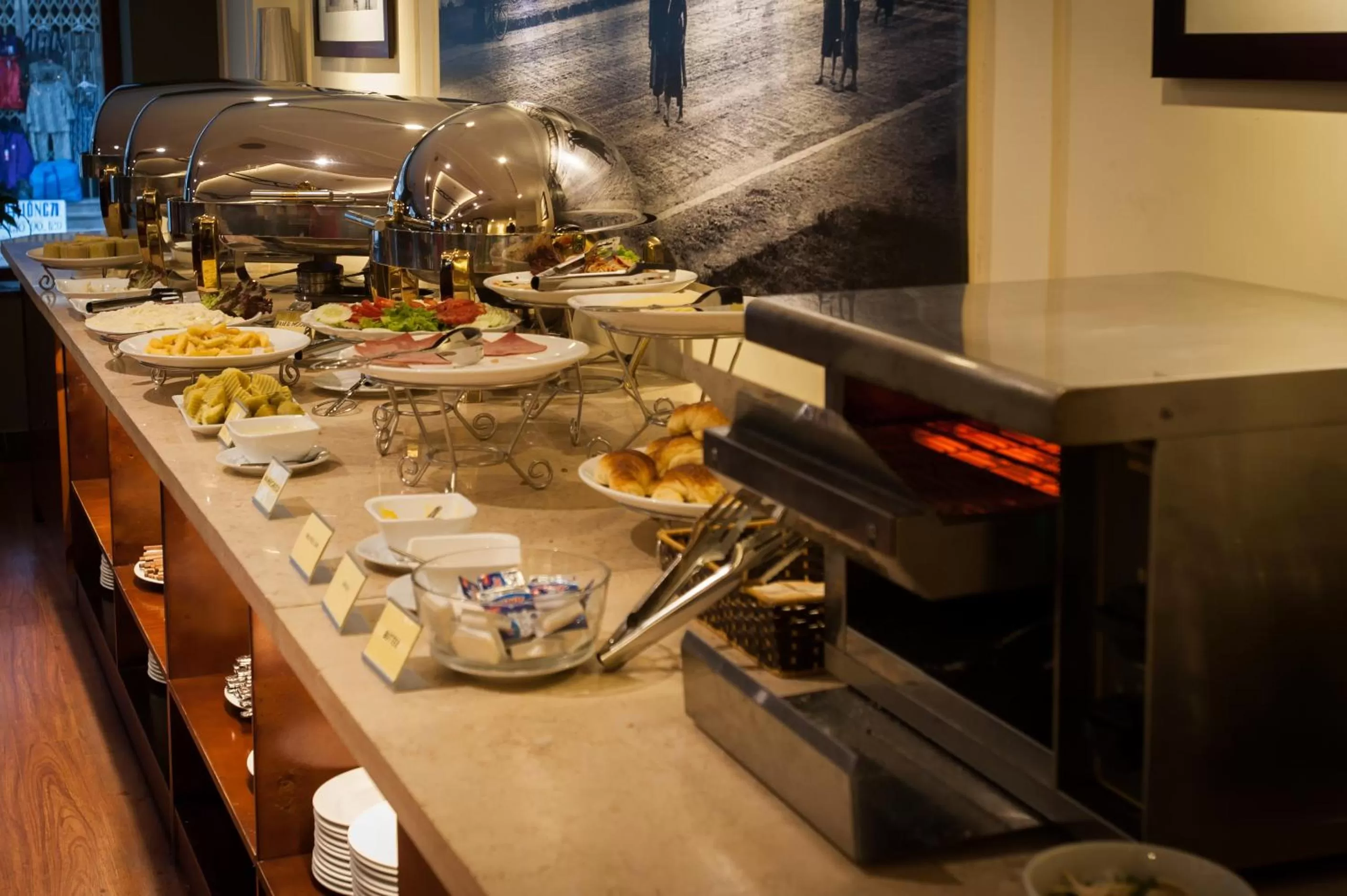 Restaurant/places to eat, BBQ Facilities in Mon Regency Hotel