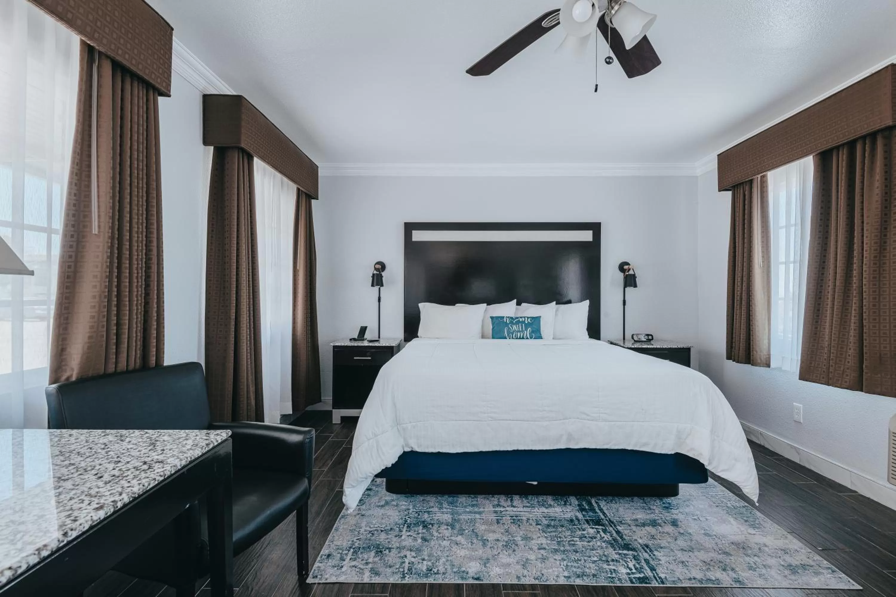 Bed in Sea Air Inn & Suites - Downtown - Restaurant Row