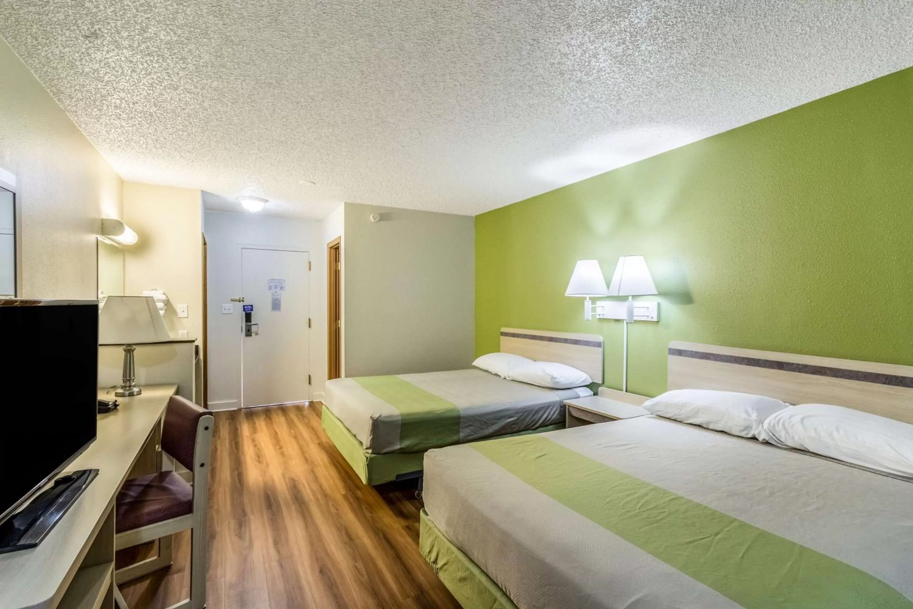 Photo of the whole room, Bed in Motel 6-Great Falls, MT