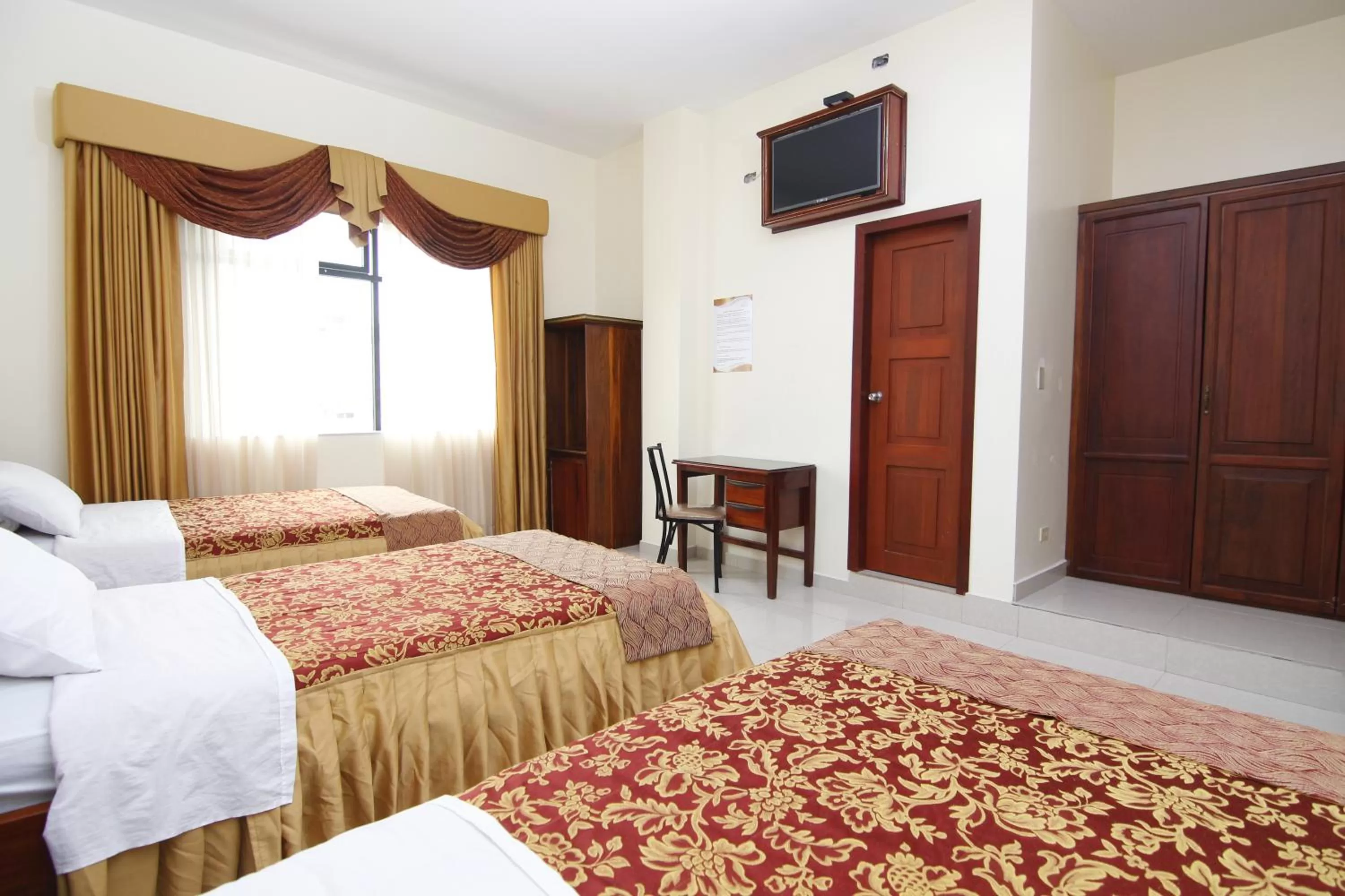 Bed in Hotel Versailles Internacional