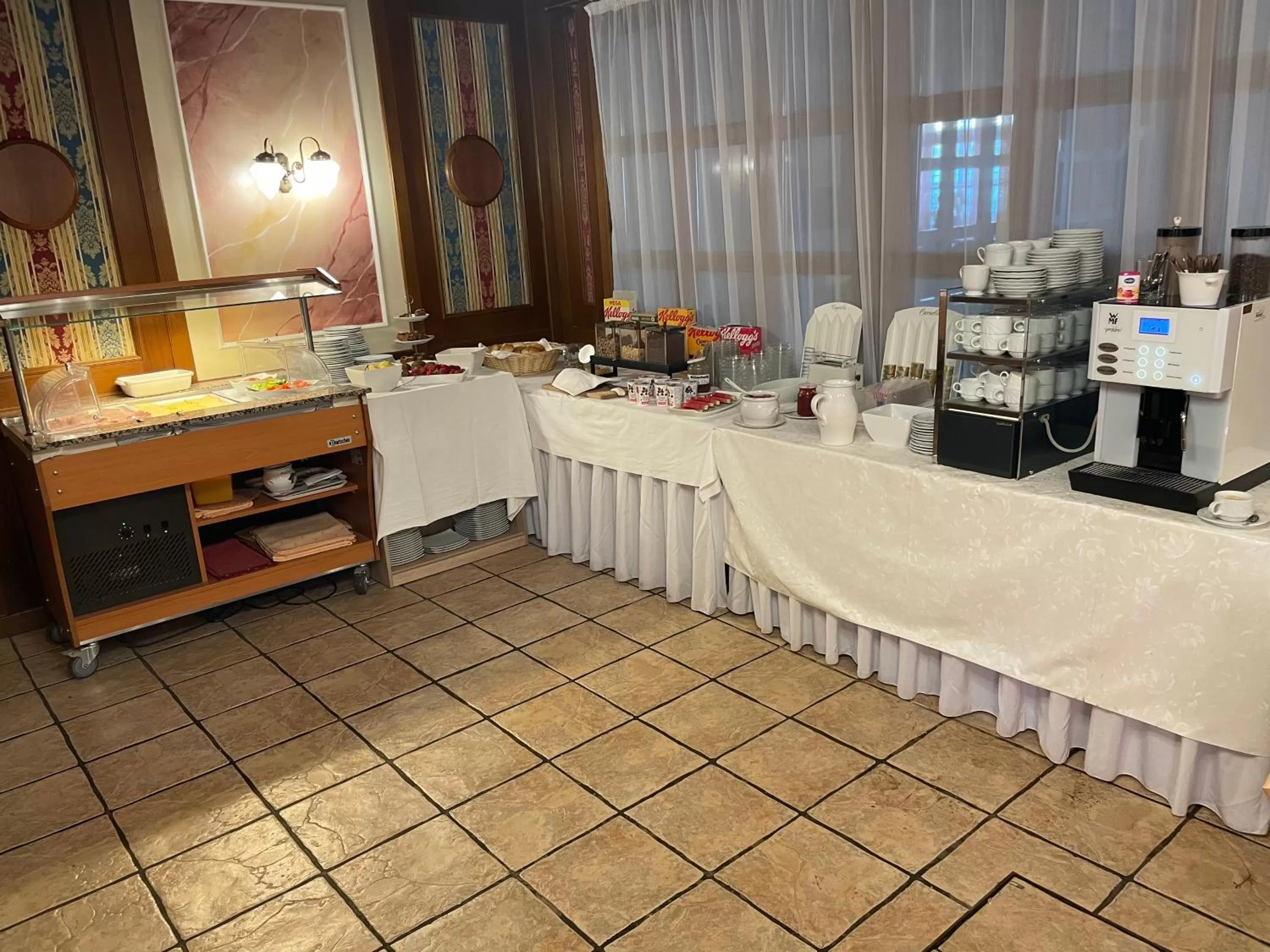 Breakfast in Hotel Restaurant Wallner I contactless check-in