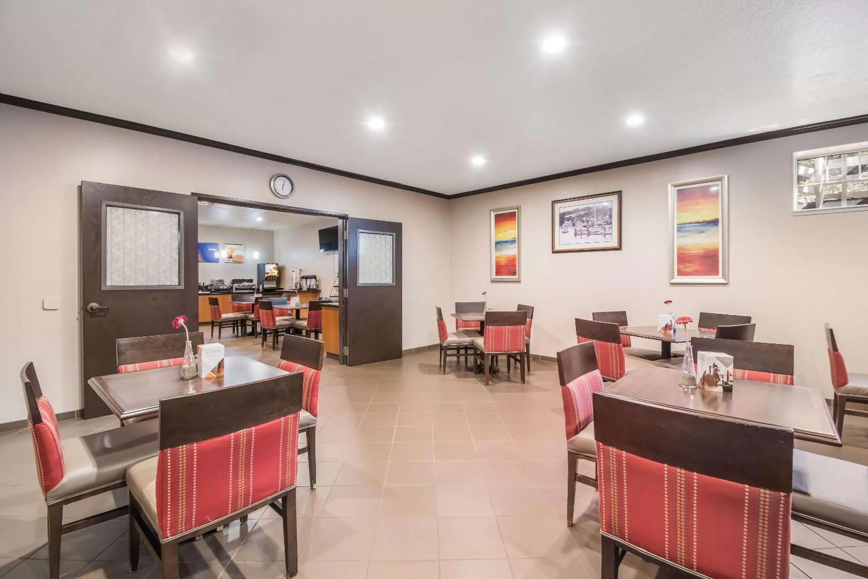 Restaurant/places to eat in Comfort Inn Newport