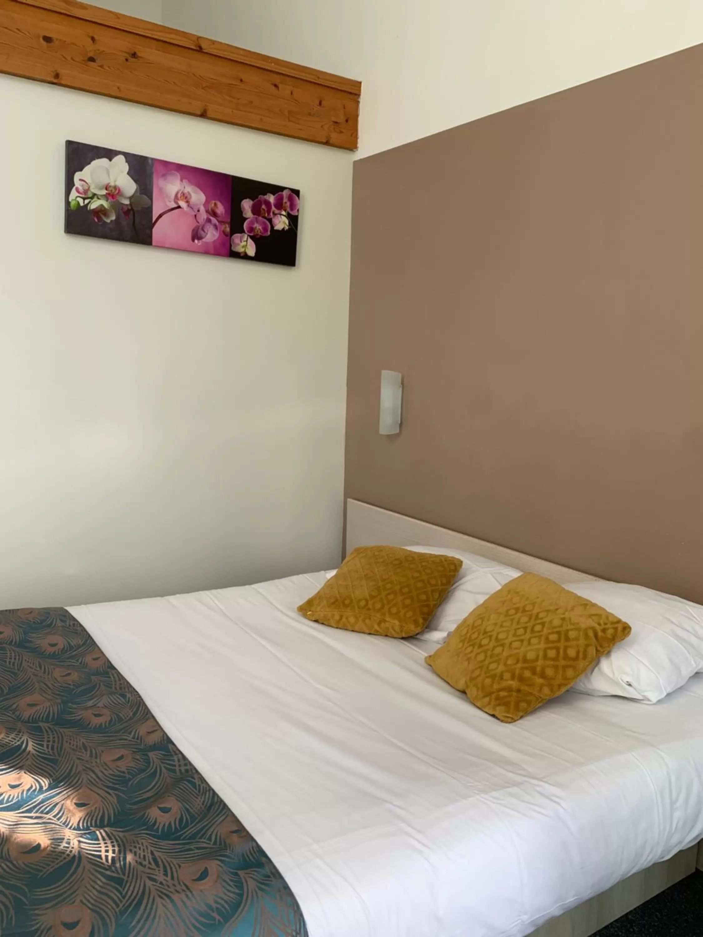 Bed in Hôtel L'ile Du Saussay