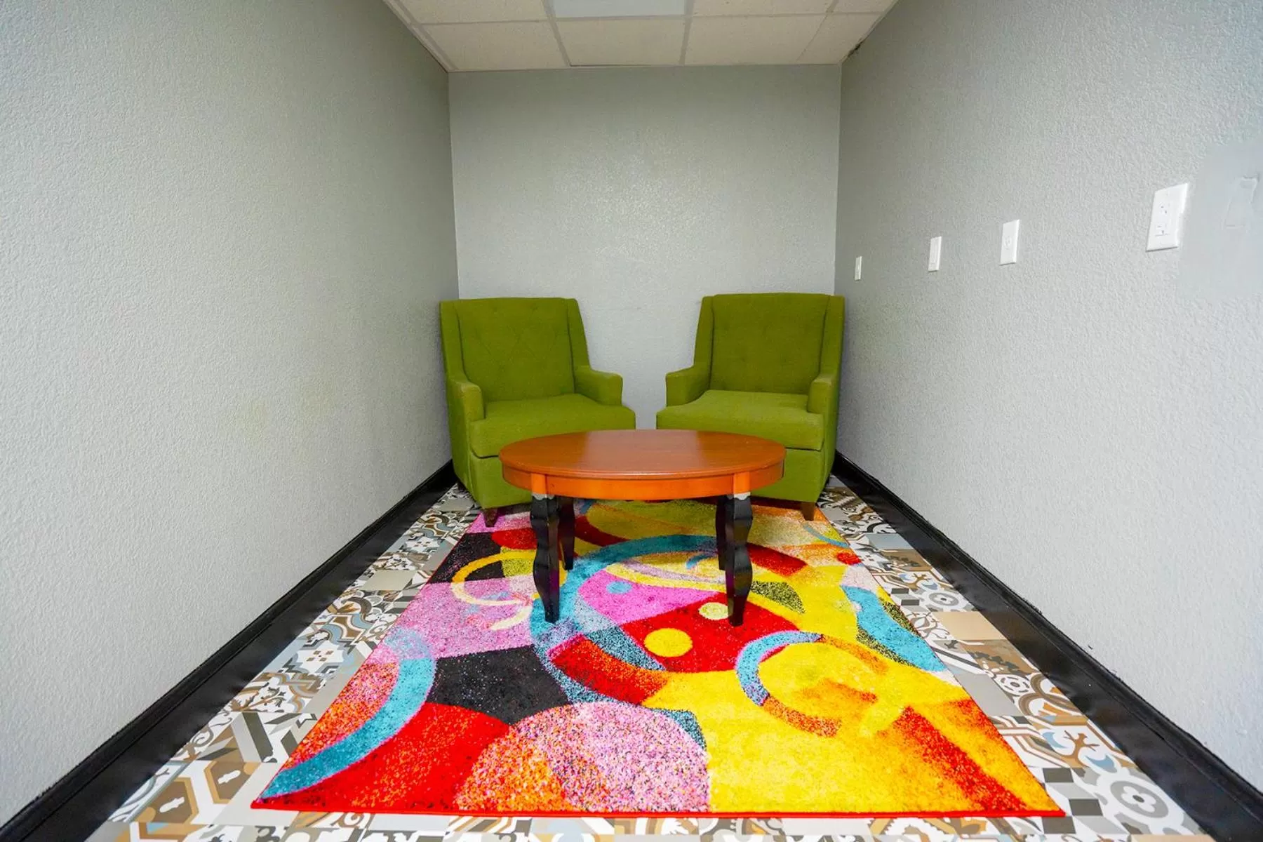 Seating area in Philly Inn & Suites