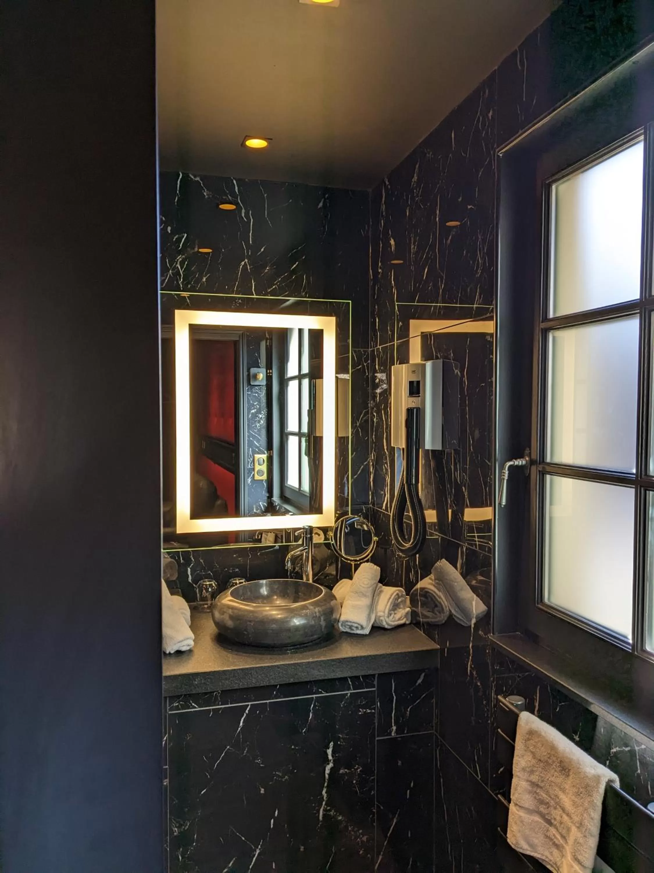 Night in Hotel et Spa Le Lion d'Or