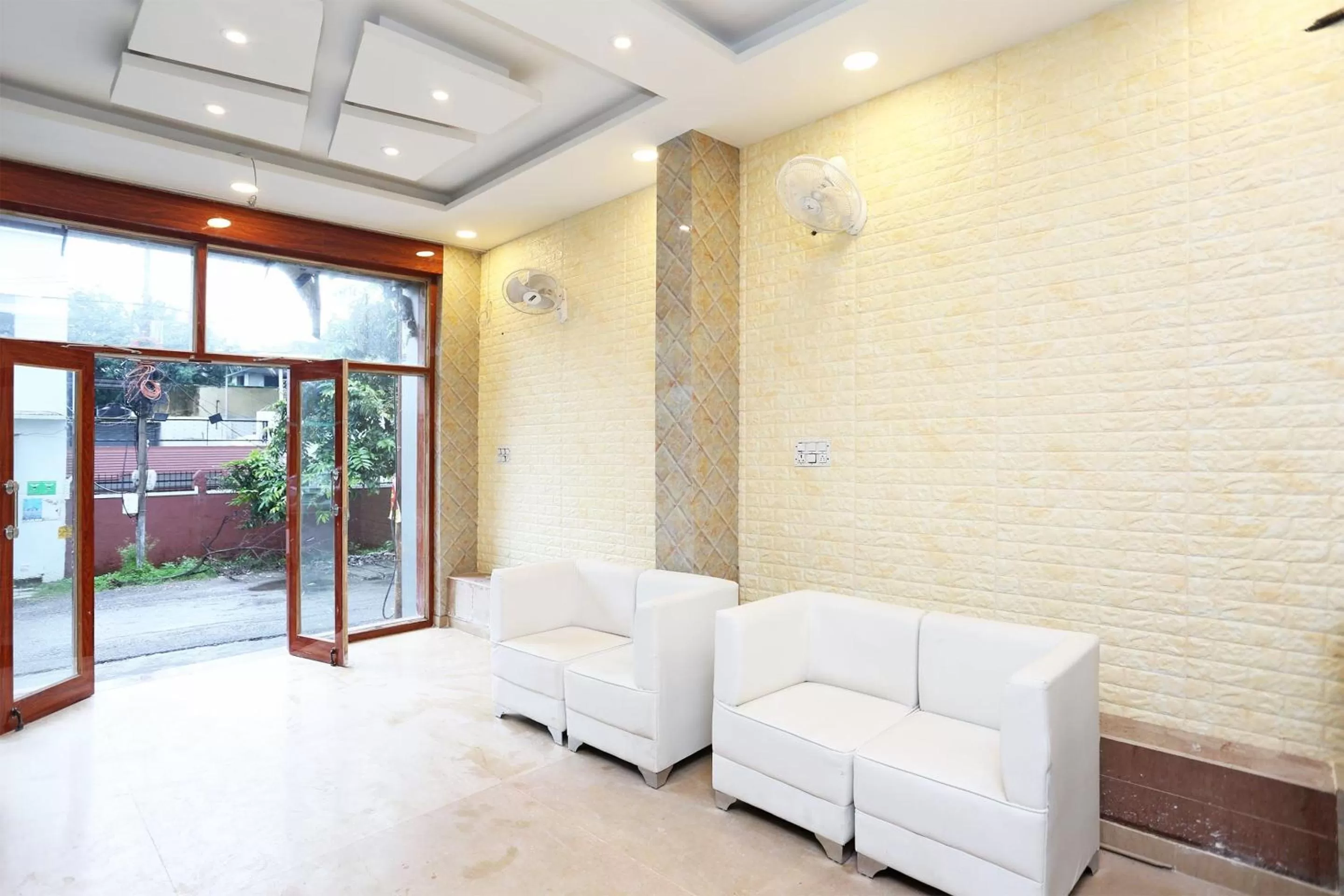 Lobby or reception, Seating Area in Super OYO Capital O Hotel Rosewood Inn