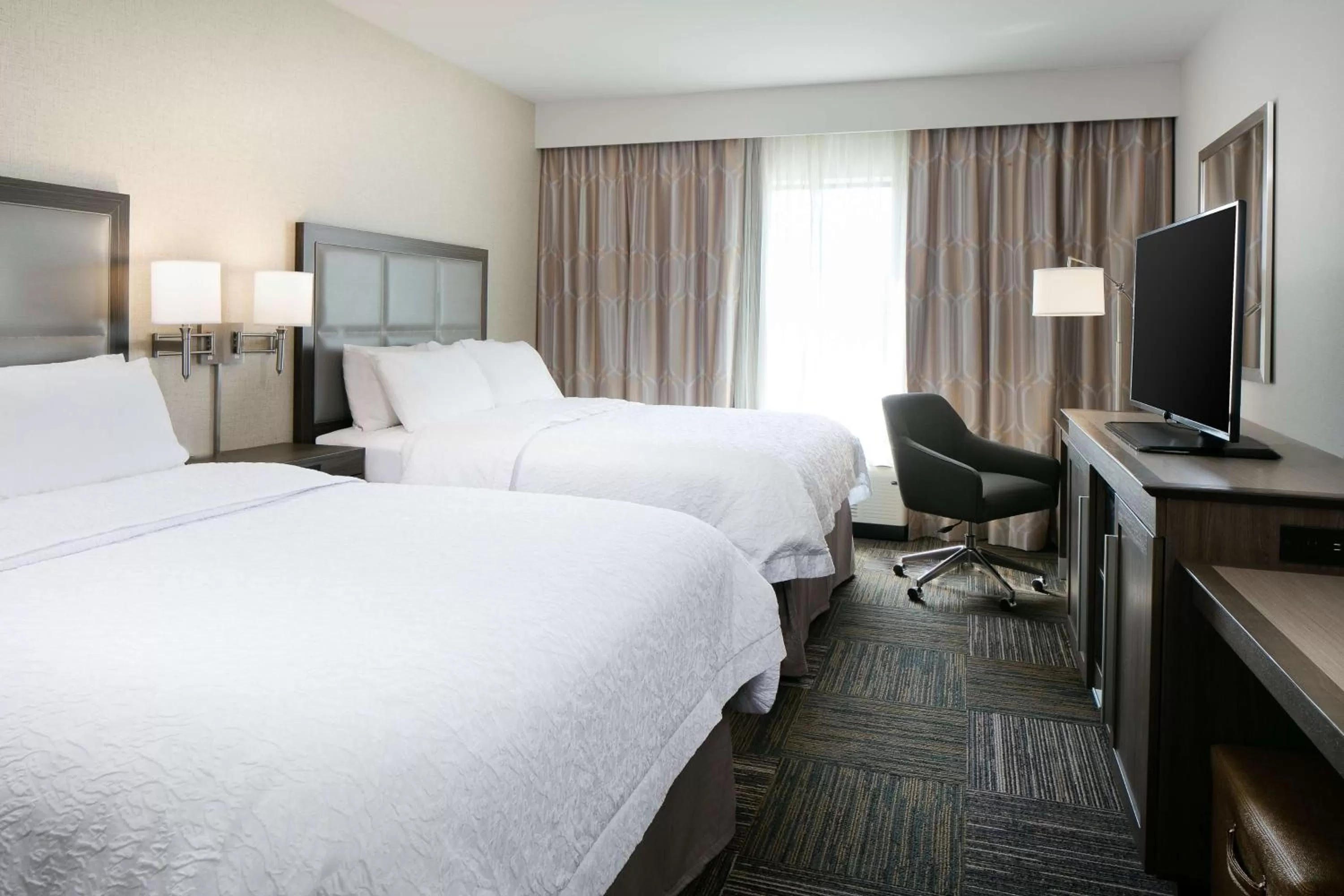 Bedroom, Bed in Hampton Inn & Suites Mason City, IA