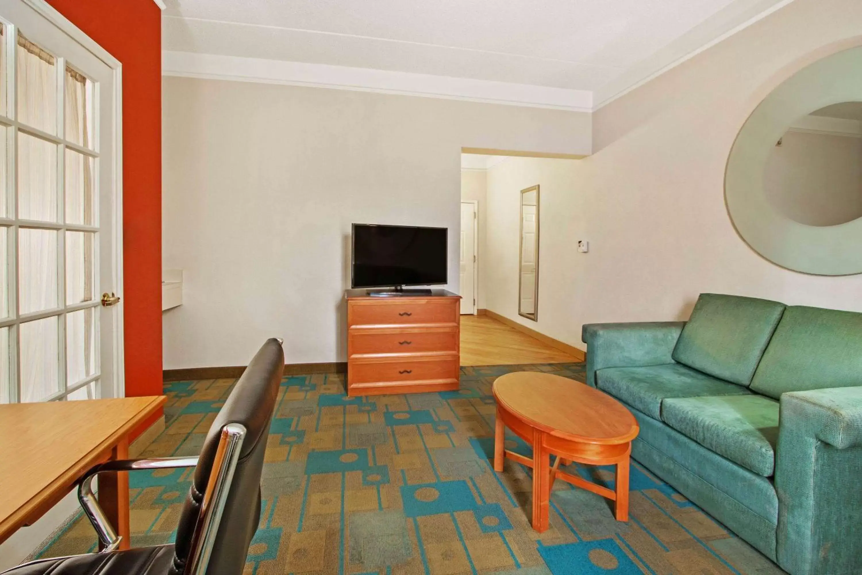 King Suite with Mobility/Hearing Impaired Access - single occupancy - Non-Smoking in La Quinta by Wyndham Albuquerque West King Suite with Mobility/Hearing Impaired Access - single occupancy - Non-Smoking in La Quinta by Wyndham Albuquerque West