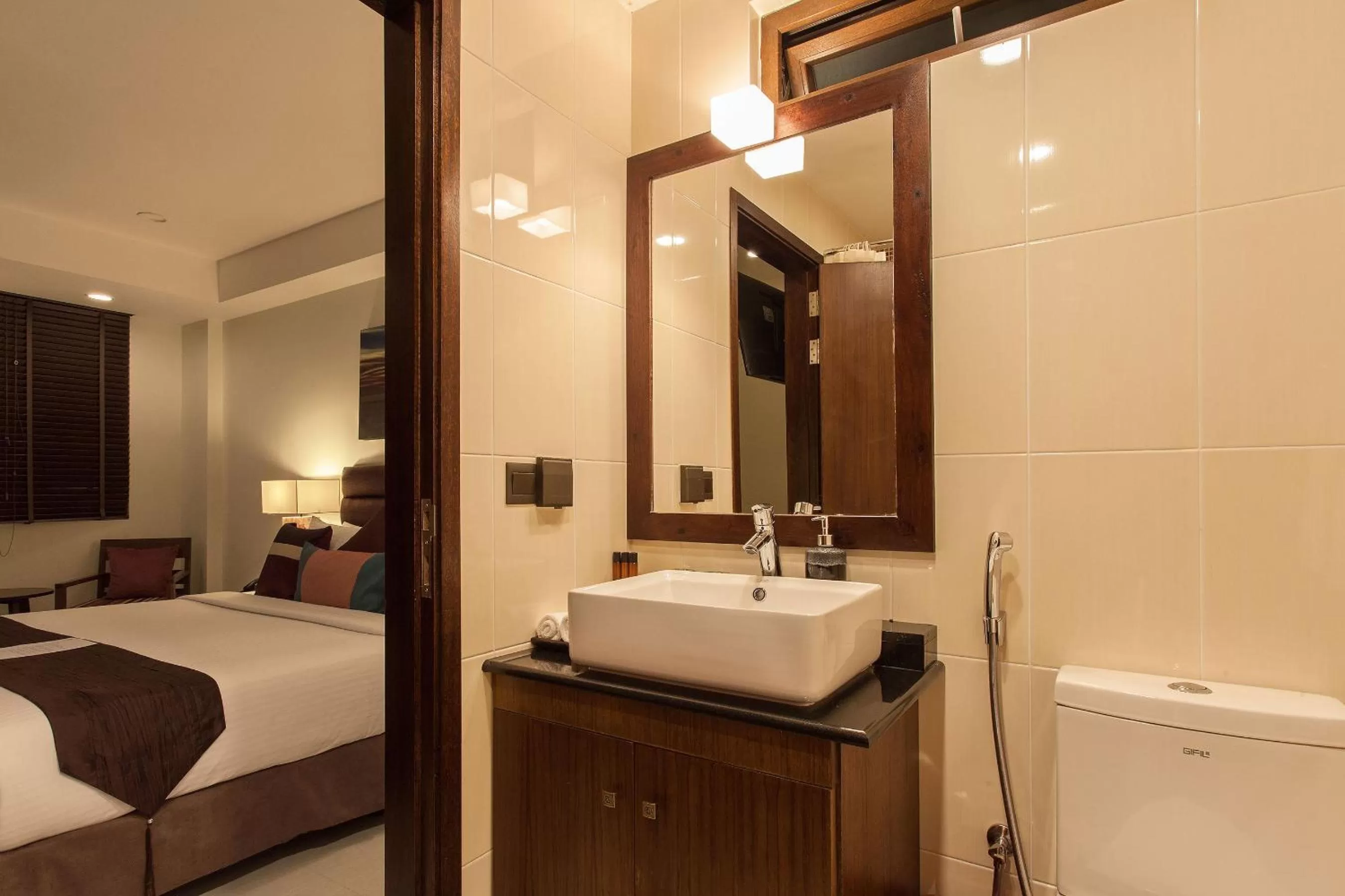 Bathroom, Bed in The Somerset Hotel