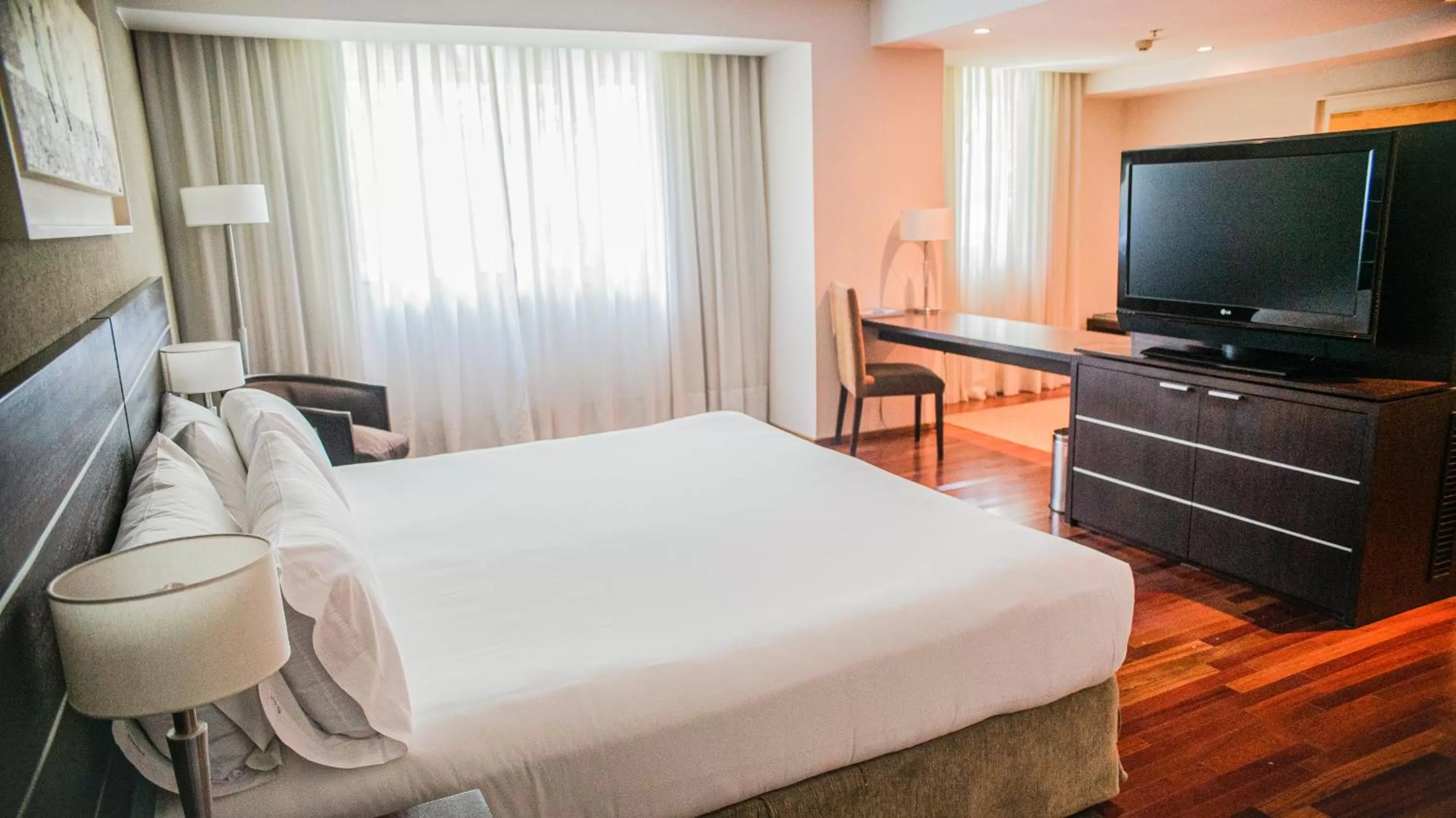 Photo of the whole room in Orfeo Suites Cordoba