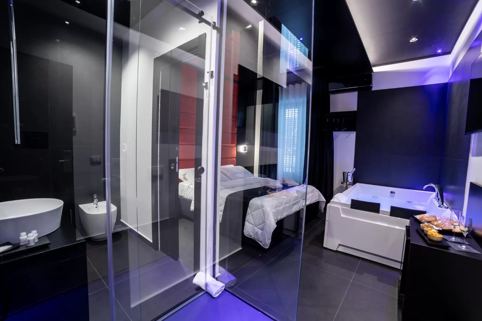 Toilet, Bed in Maximum hub suite&spa