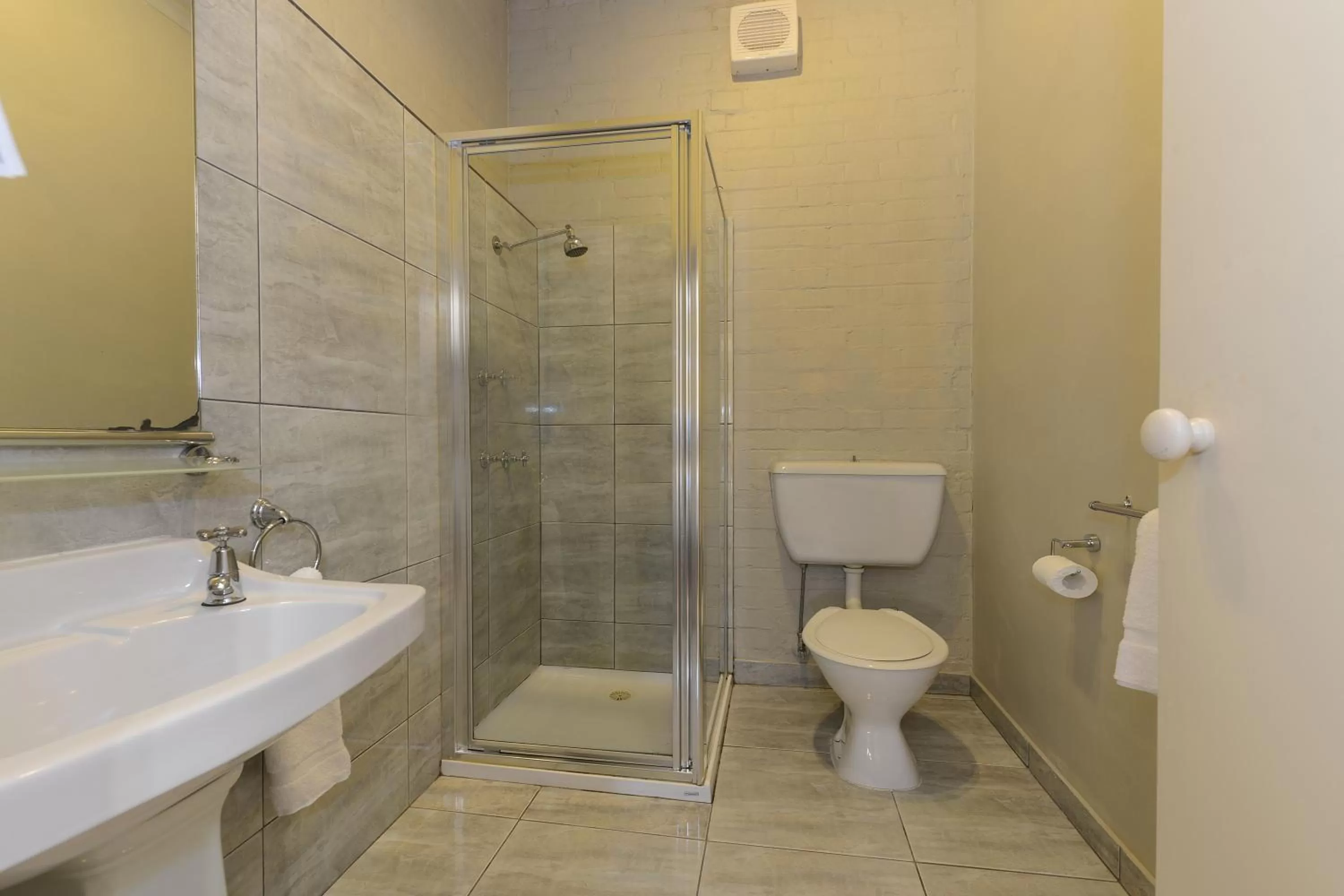 Bathroom in Edinburgh Gallery Bed & Breakfast