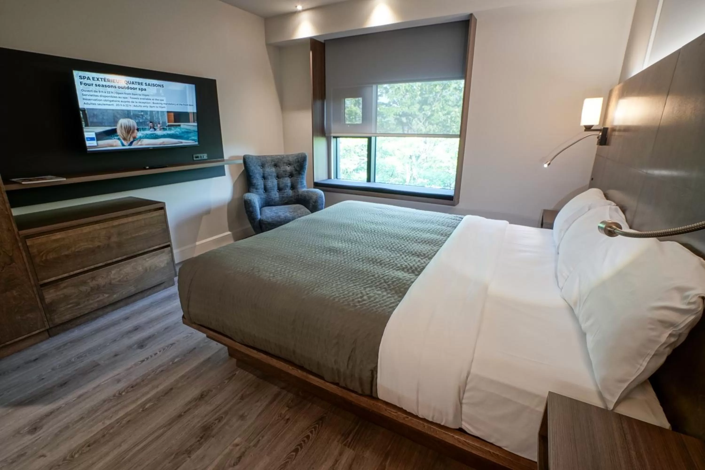 TV and multimedia, Bed in Hôtel & Suites Normandin Lévis
