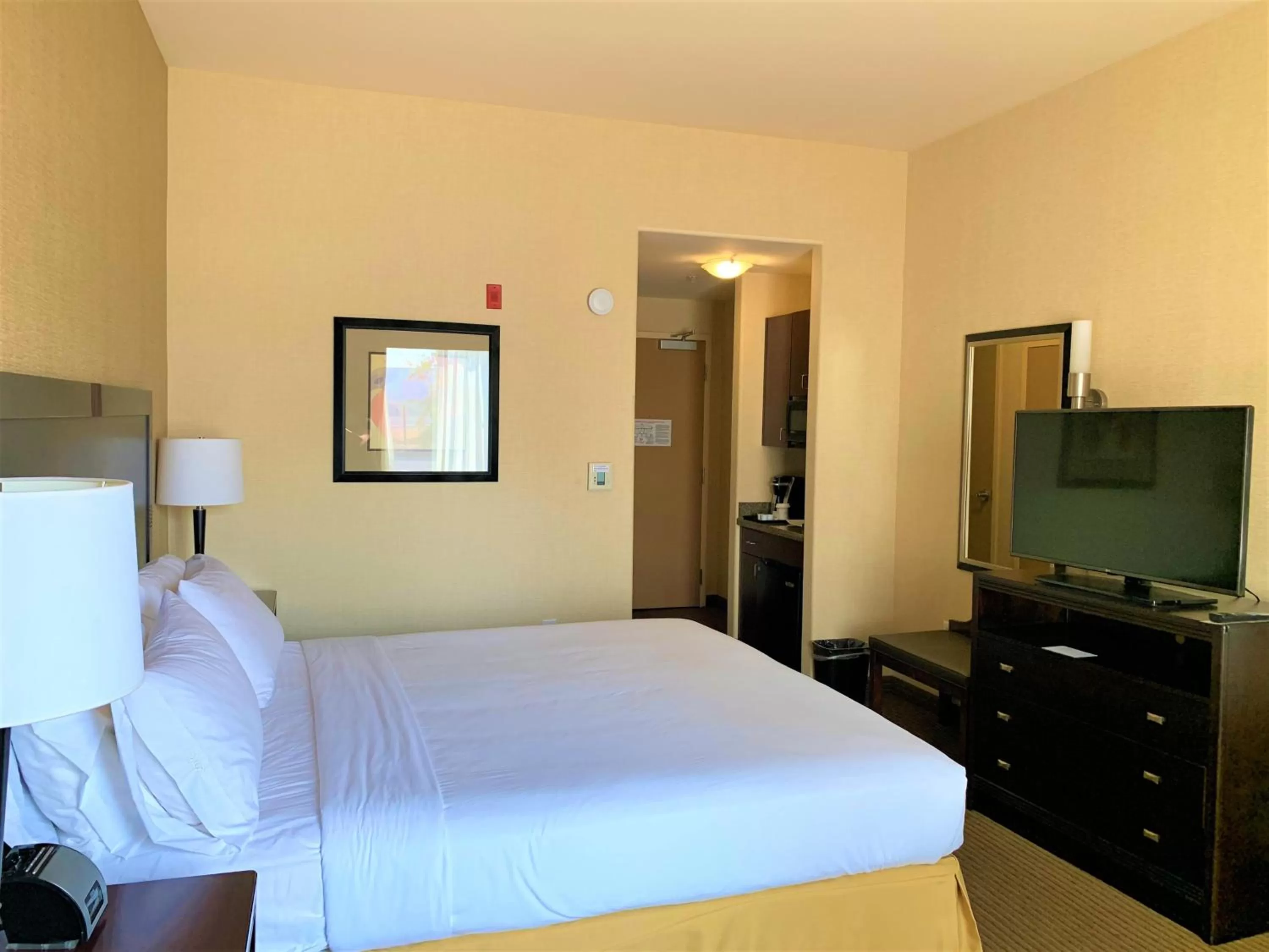 Photo of the whole room, Bed in Holiday Inn Express Fresno Northwest - Herndon by IHG