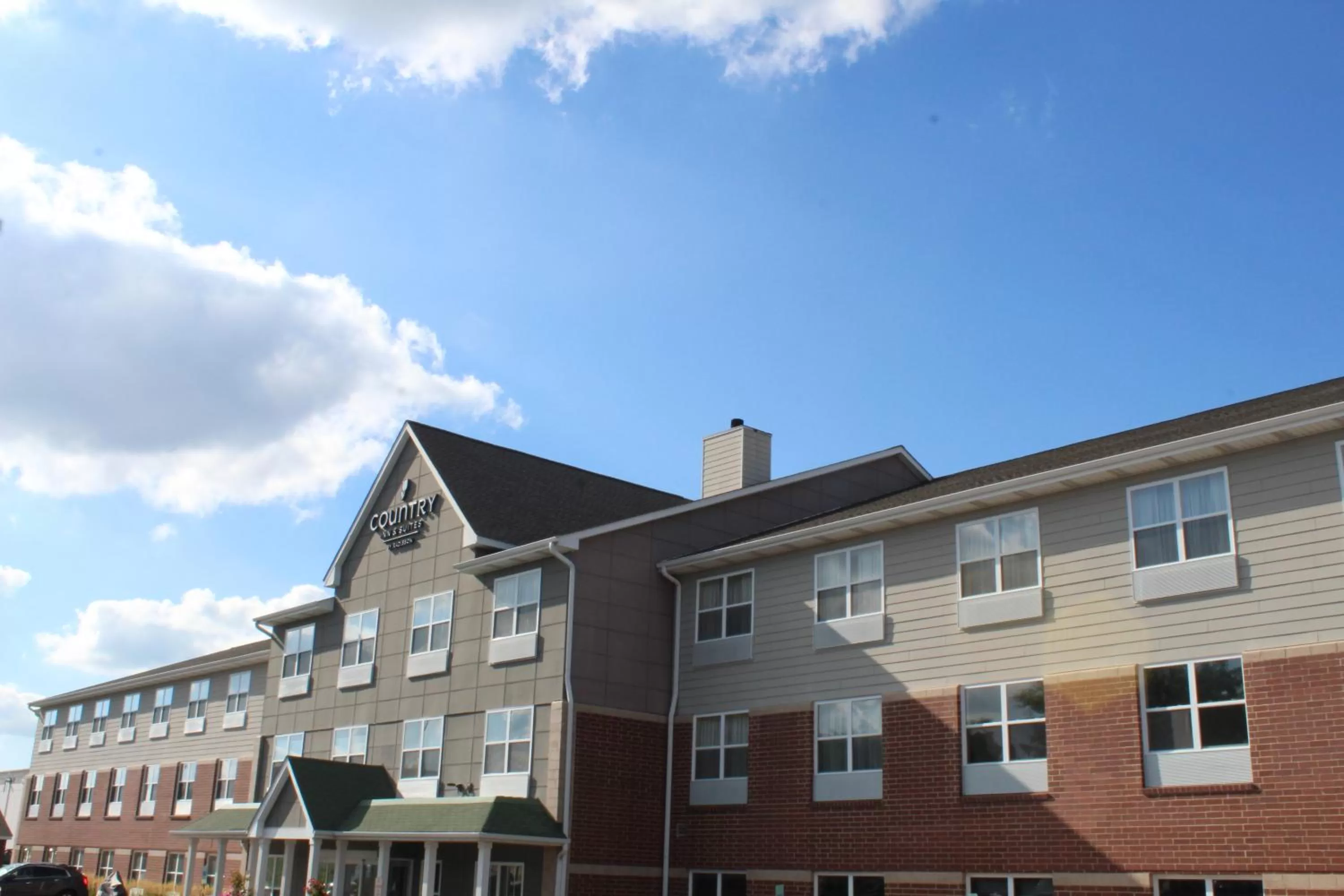 Property building in Country Inn & Suites by Radisson, Crystal Lake, IL