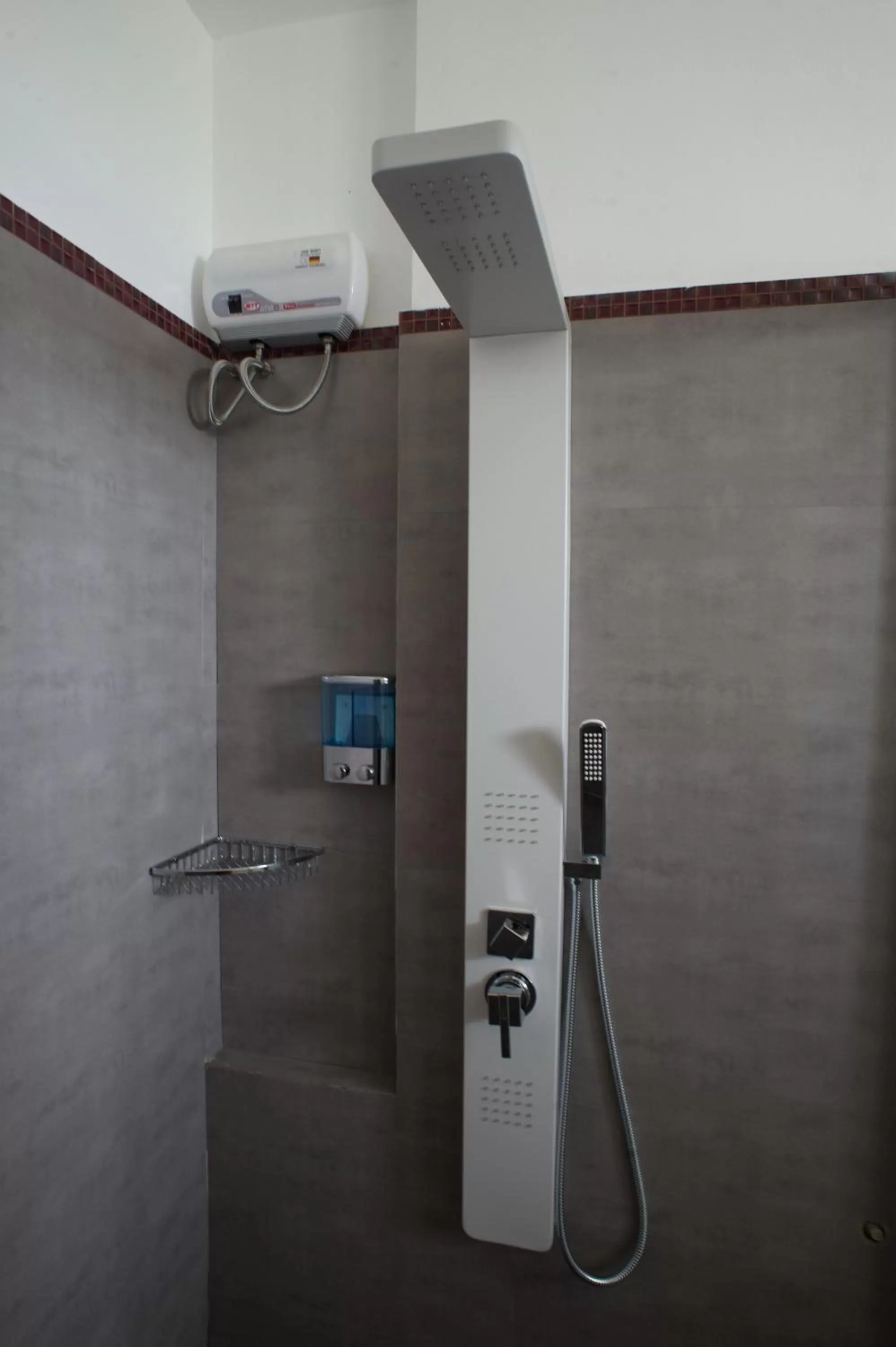 Shower in Tamarind
