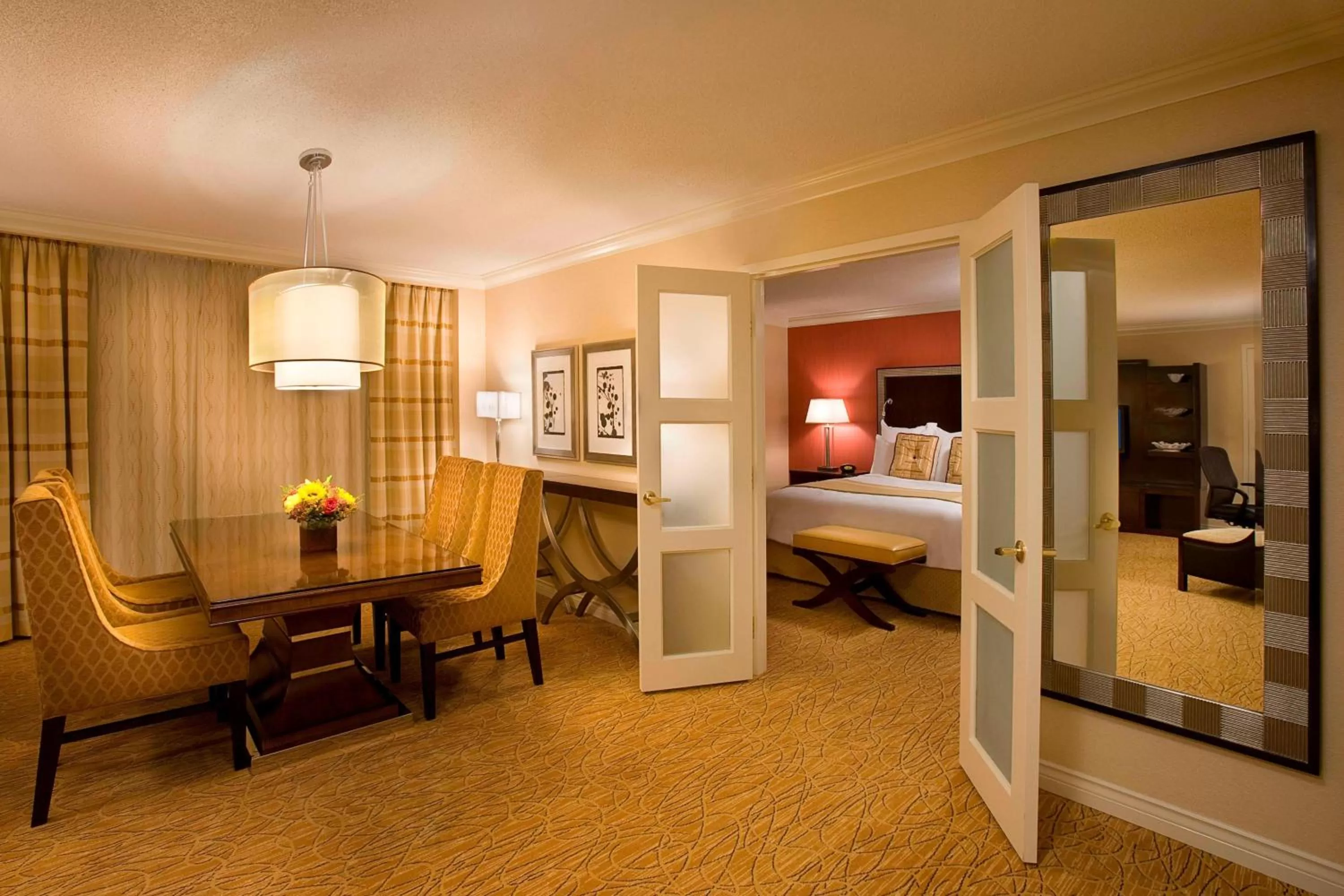 Photo of the whole room in Toronto Airport Marriott Hotel