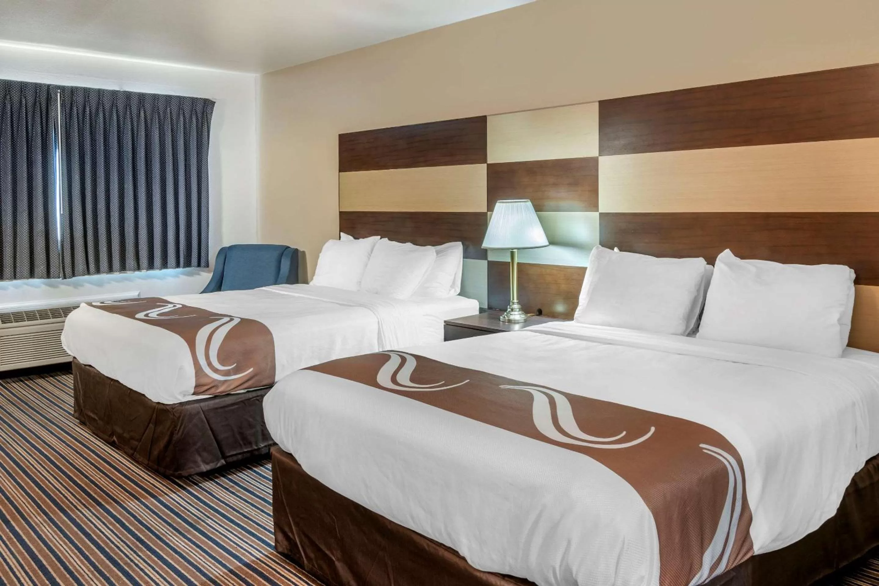 Photo of the whole room, Bed in Quality Inn Central Roseburg