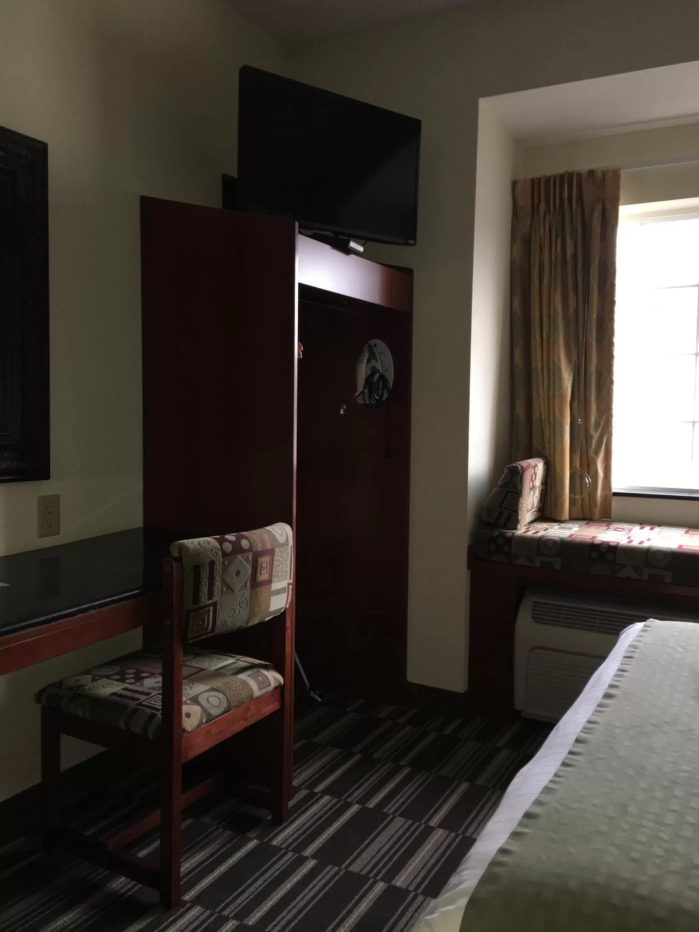 Queen Room - Disability Access/Non-Smoking in Microtel Inn & Suites by Wyndham Indianapolis Airport