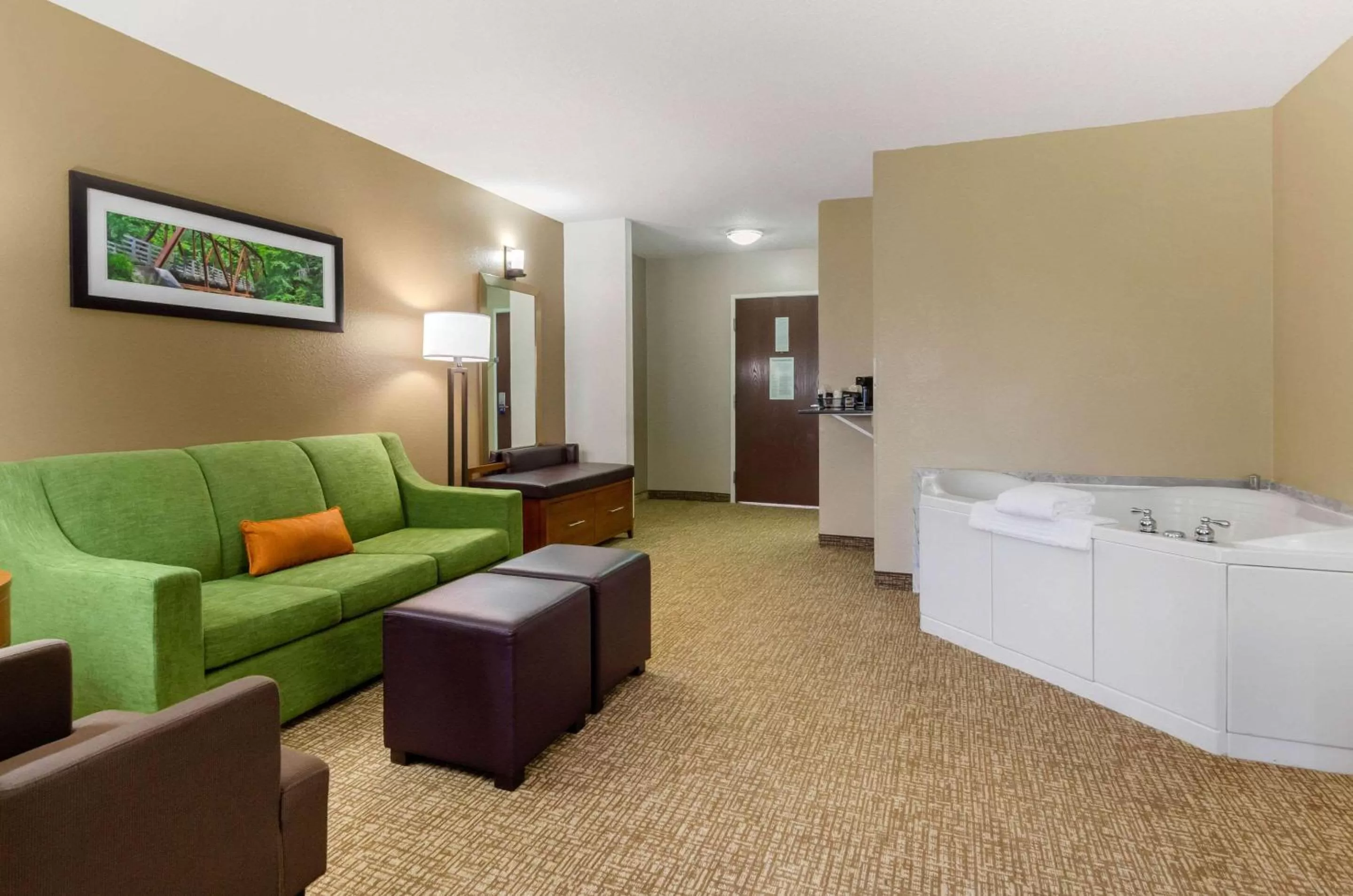 King Suite with Hot Tub- Non-Smoking in Comfort Suites Abingdon I-81