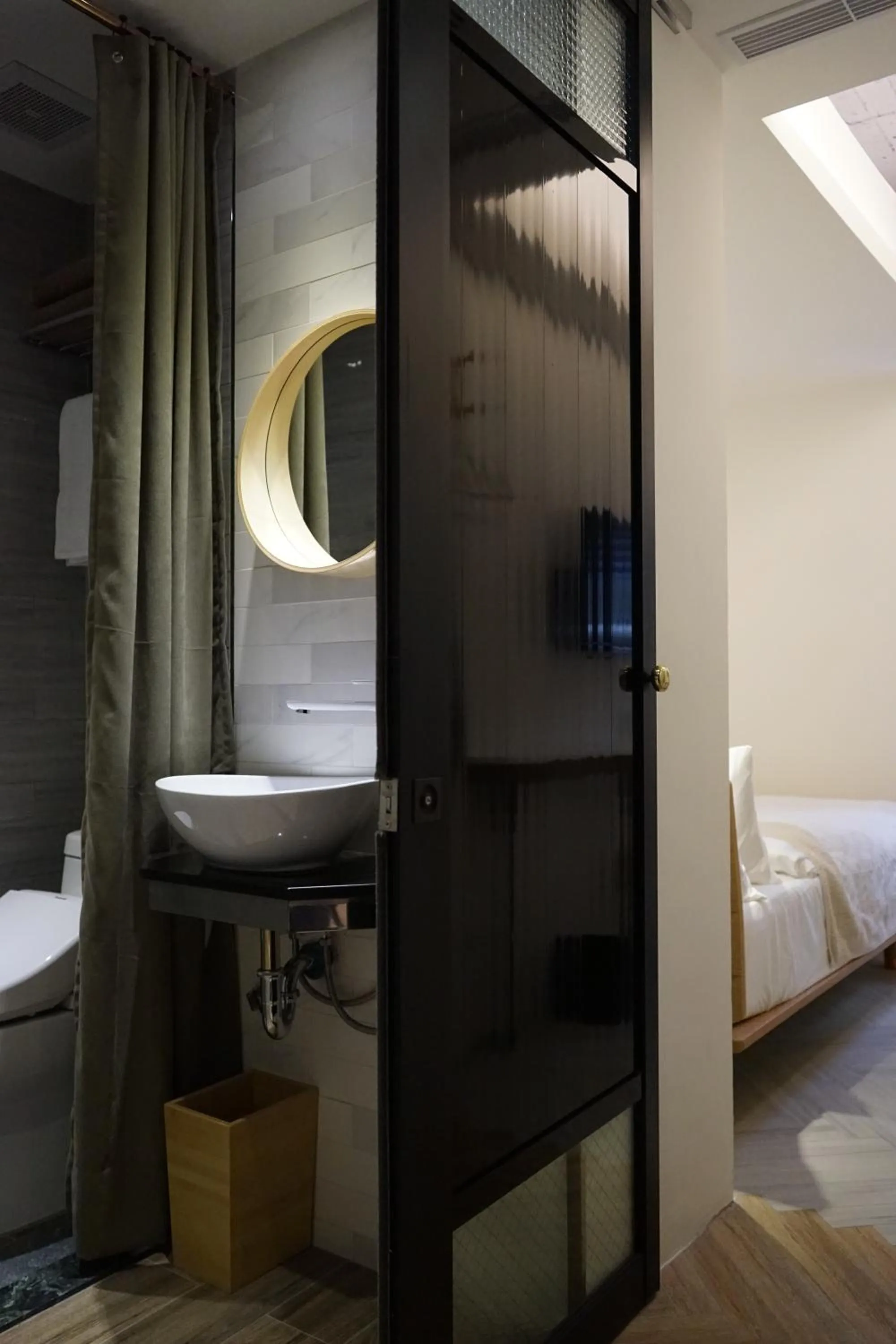 Bathroom, Bed in NiHao Café Hotel