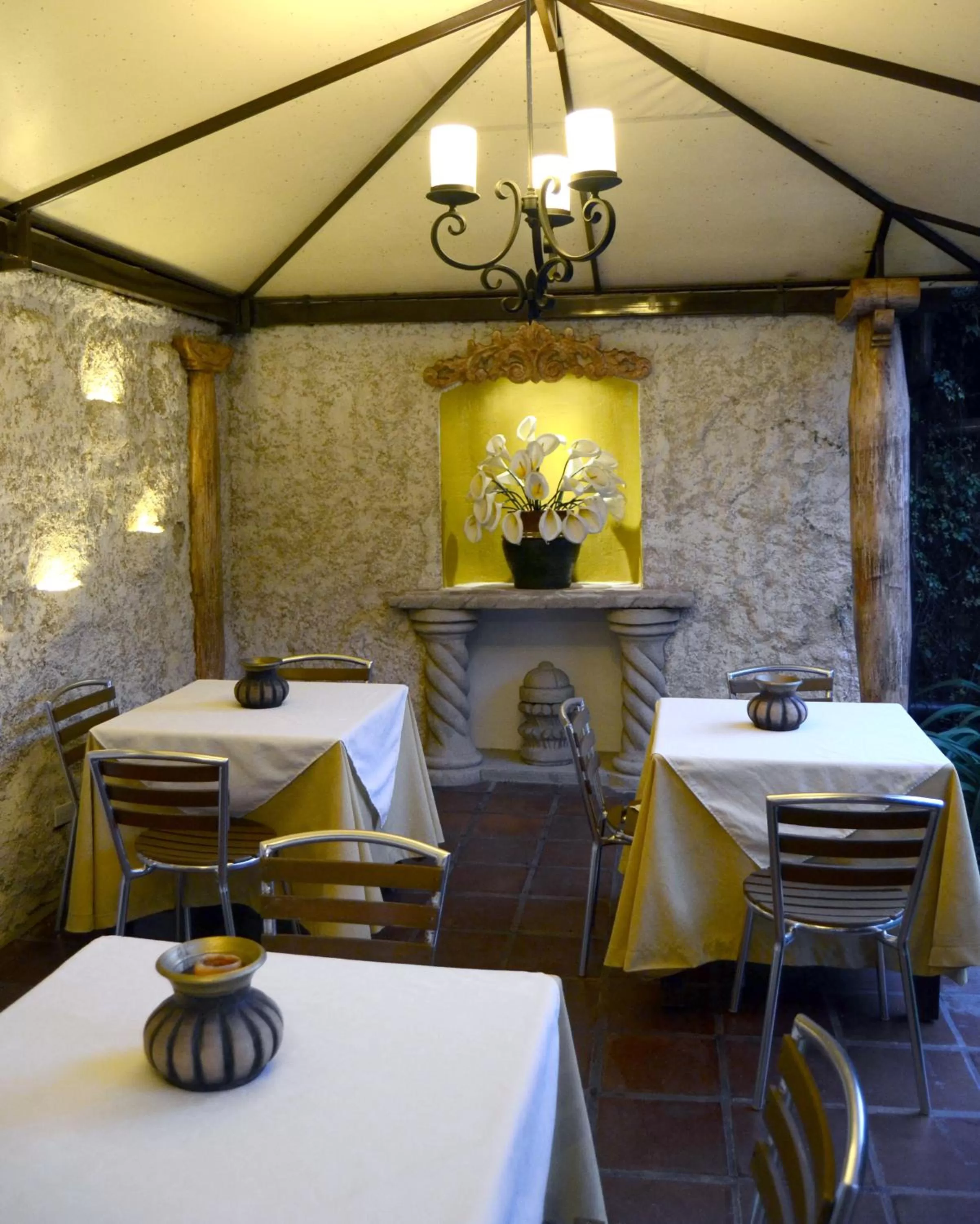 Restaurant/places to eat in Hostal Villa Toscana