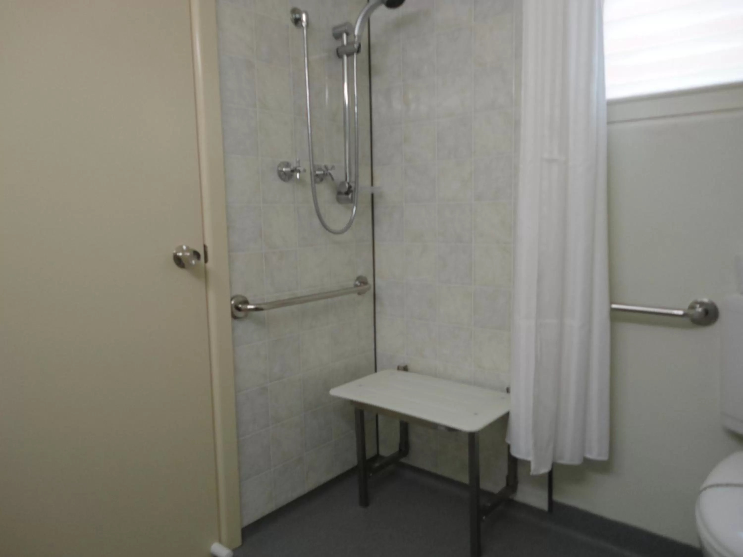 Shower in Cobb Inlander Motel