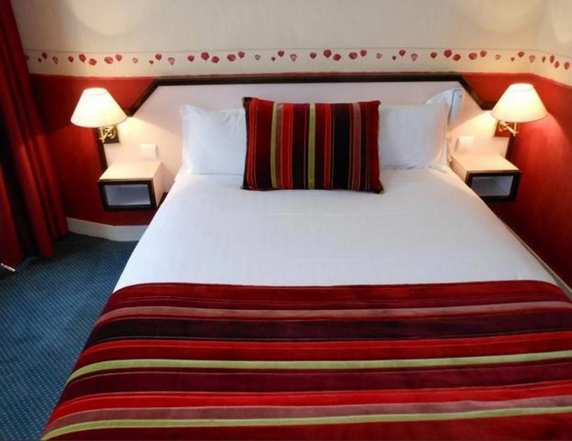 Photo of the whole room, Bed in Hôtel Opera Deauville