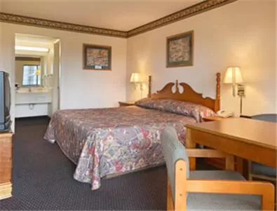 Photo of the whole room, Bed in Days Inn & Suites by Wyndham Kokomo