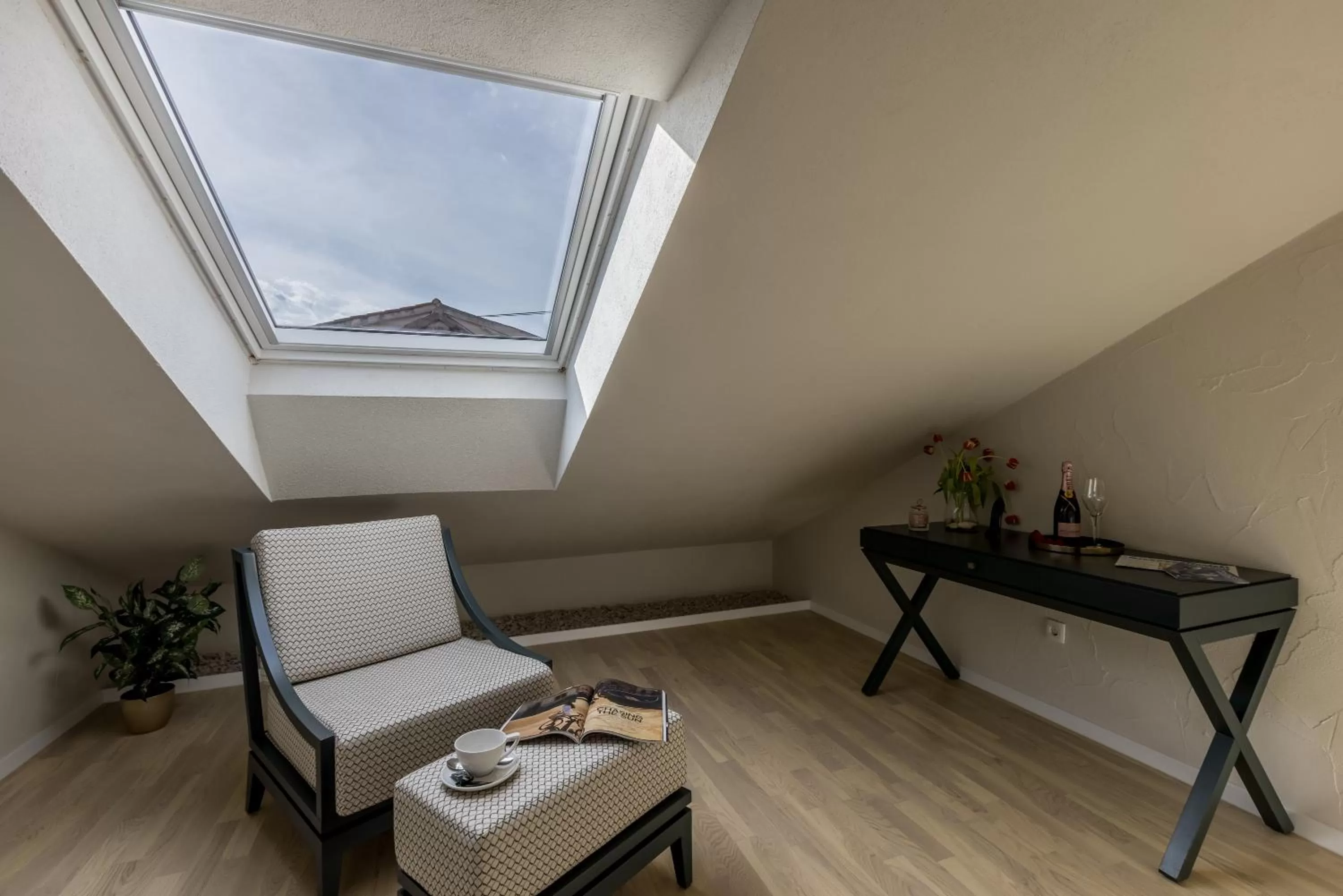 Seating area in Leonis Restaurant & Rooms