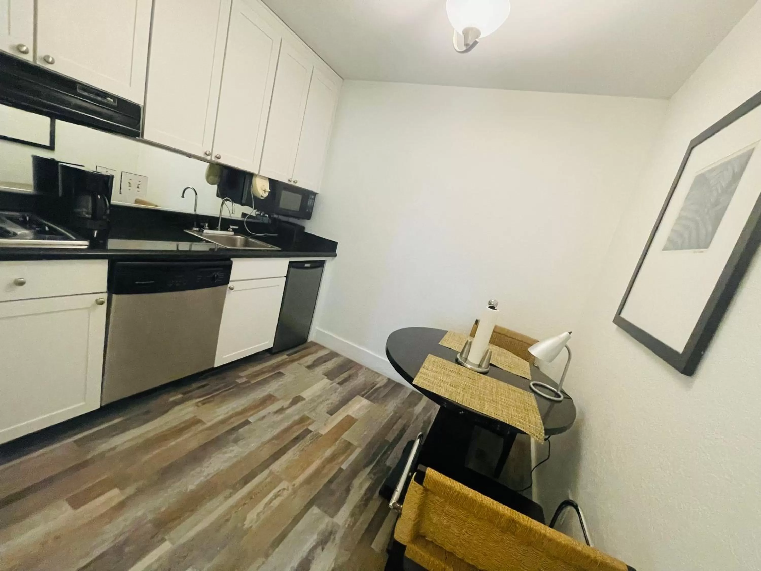 Kitchen or kitchenette in TAMPA BAY, BEACH step away, WIFI, FREE PARKING,POOLS, JACUZZI