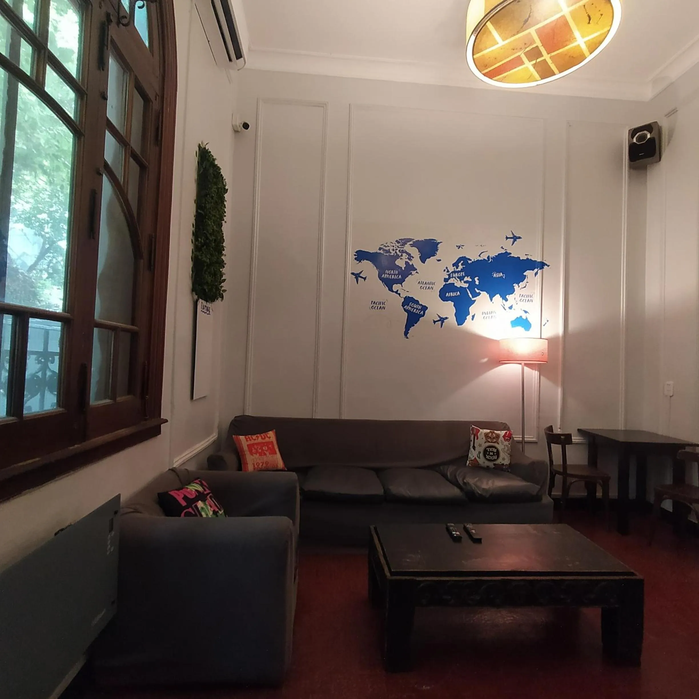 Communal lounge/ TV room in Play Hostel Arcos